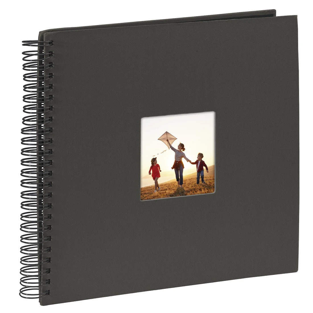 Szary album fotograficzny ze zdjęciem rodzinnym w kwadratowym oknie. Widoczna jest biała spirala.