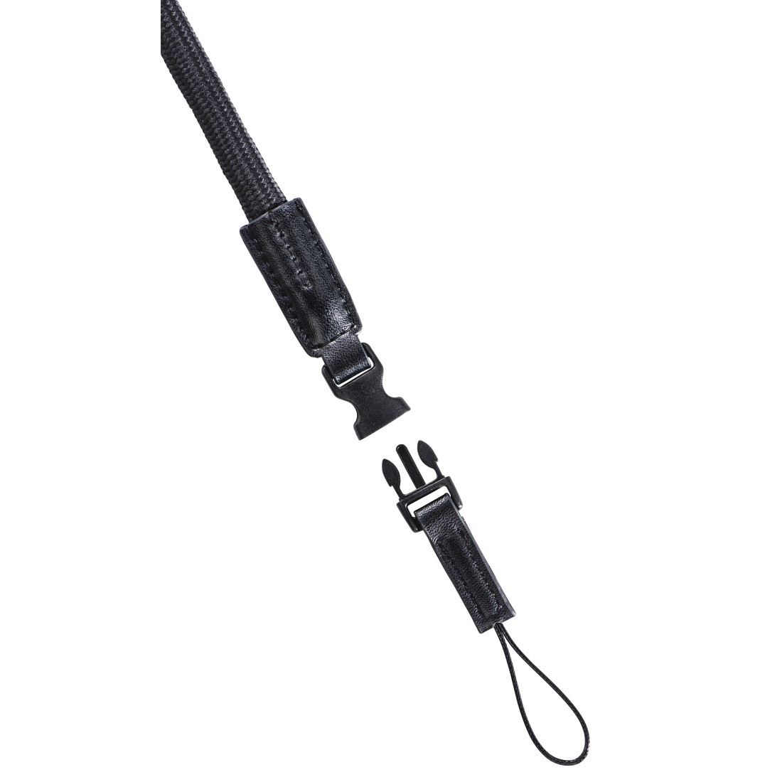 Zbliżenie czarnego paska na nadgarstek aparatu z otwartą klamrą. Białe tło.