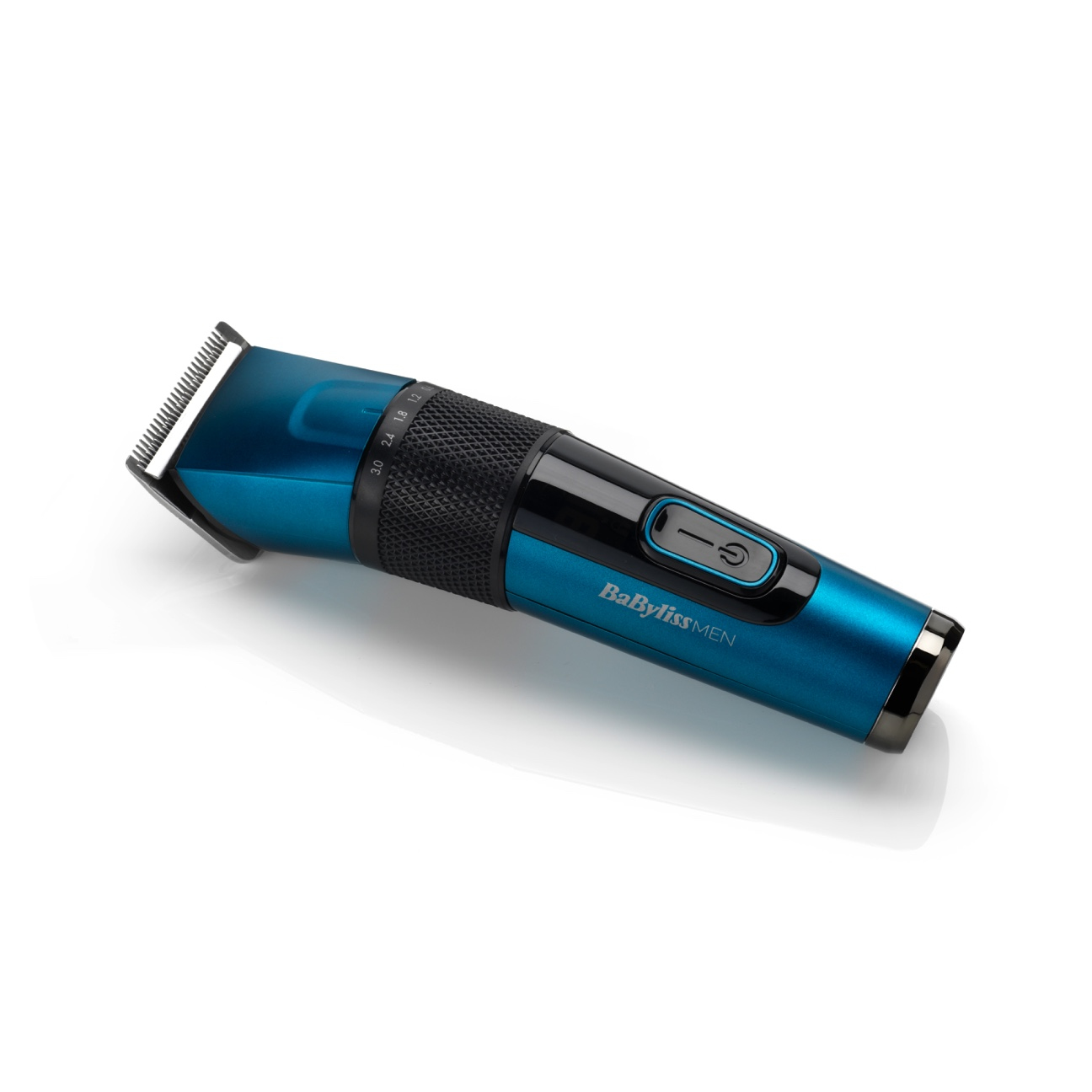 Blau-schwarzer elektrischer Haarschneider. Hat ein digitales Display und den Markennamen BabylissMEN.