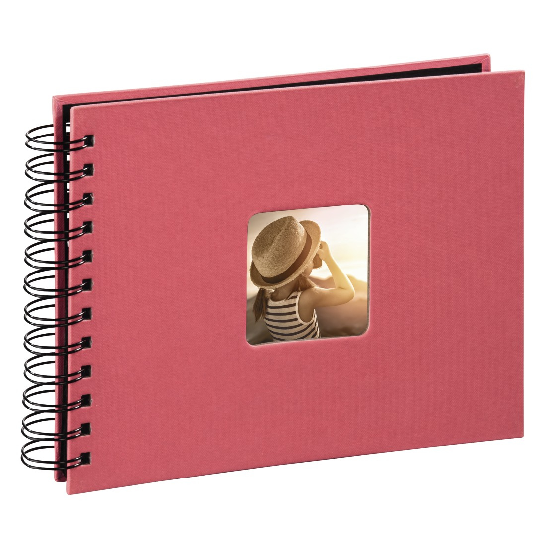 Różowy album ze spiralą i oknem ze zdjęciem dziewczynki w kapeluszu.