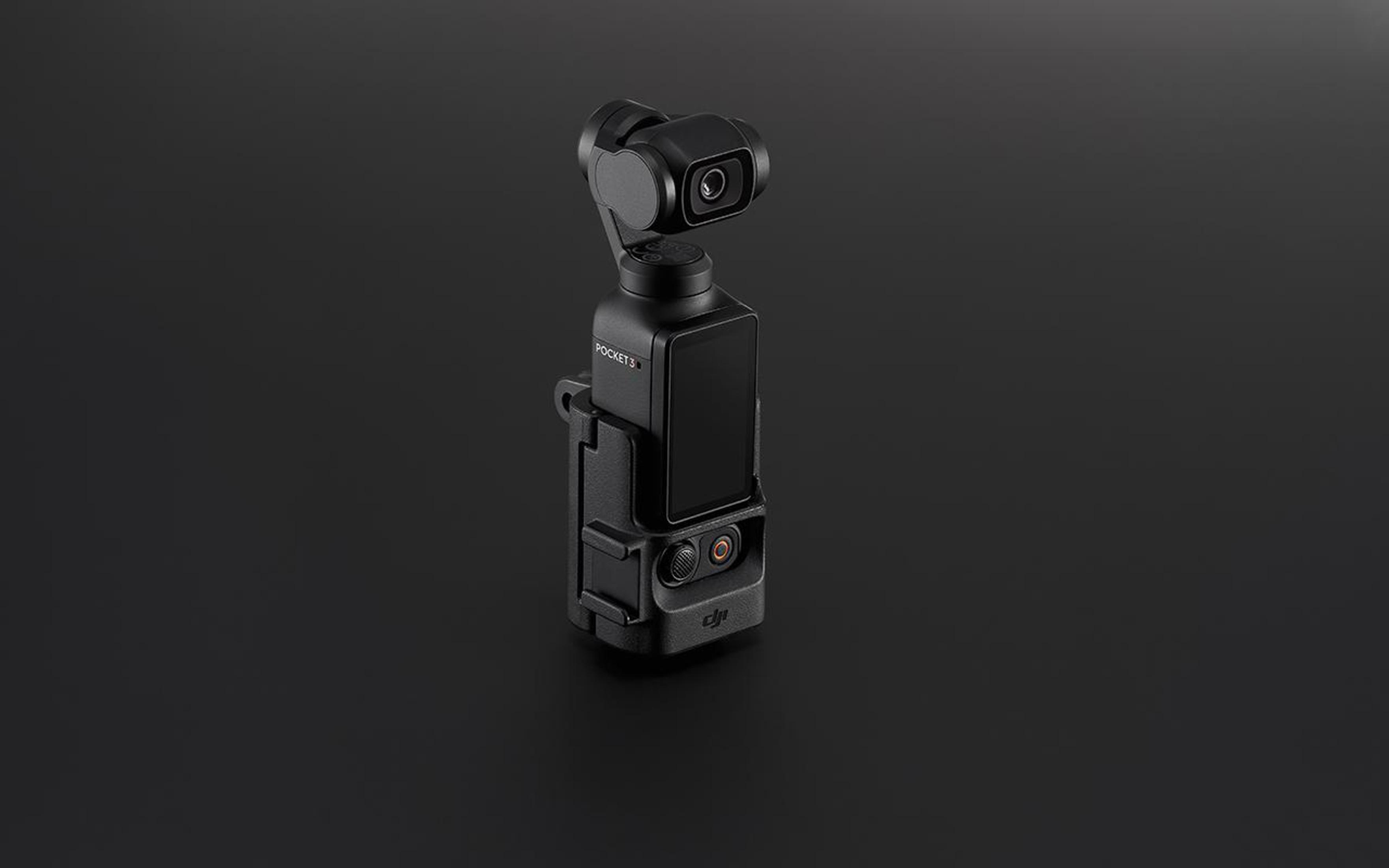 Eine schwarze DJI Osmo Pocket 3 Kamera auf schwarzem Untergrund, mit Bildschirm und zwei Knöpfen.