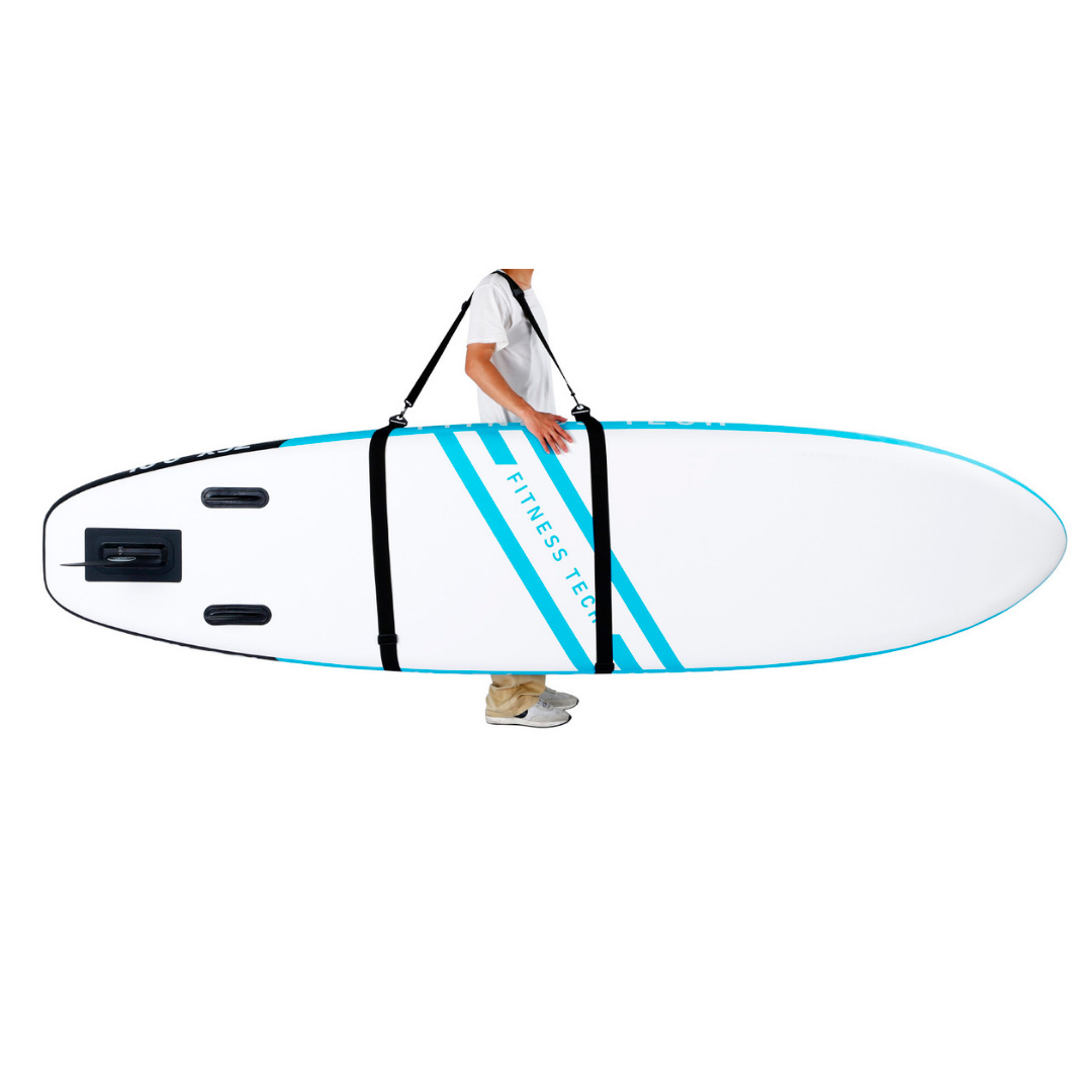 Persona cargando una tabla de paddle surf blanca con rayas azules. Correas negras. Logo Fitness Tech.