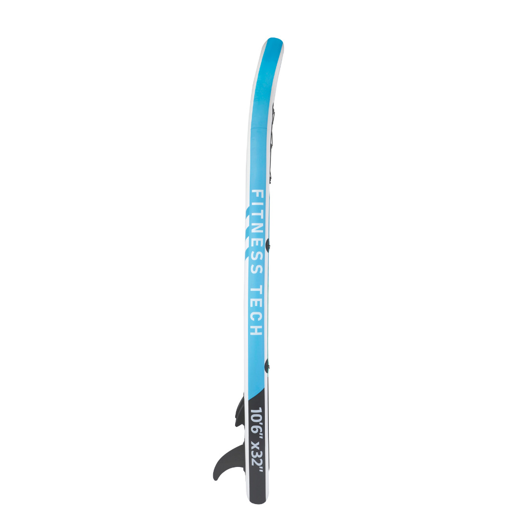 Vista lateral de una tabla de paddle surf. Diseño azul y blanco. Logotipo de Fitness Tech. Aleta negra. Fondo negro.