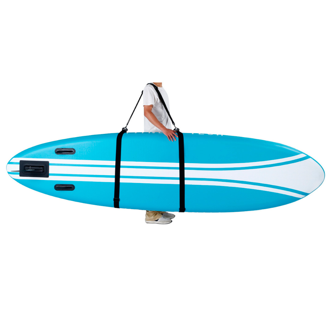 Persona sosteniendo una tabla de paddle surf azul y blanca con correas. Fondo blanco. Marca Fitness Tech.