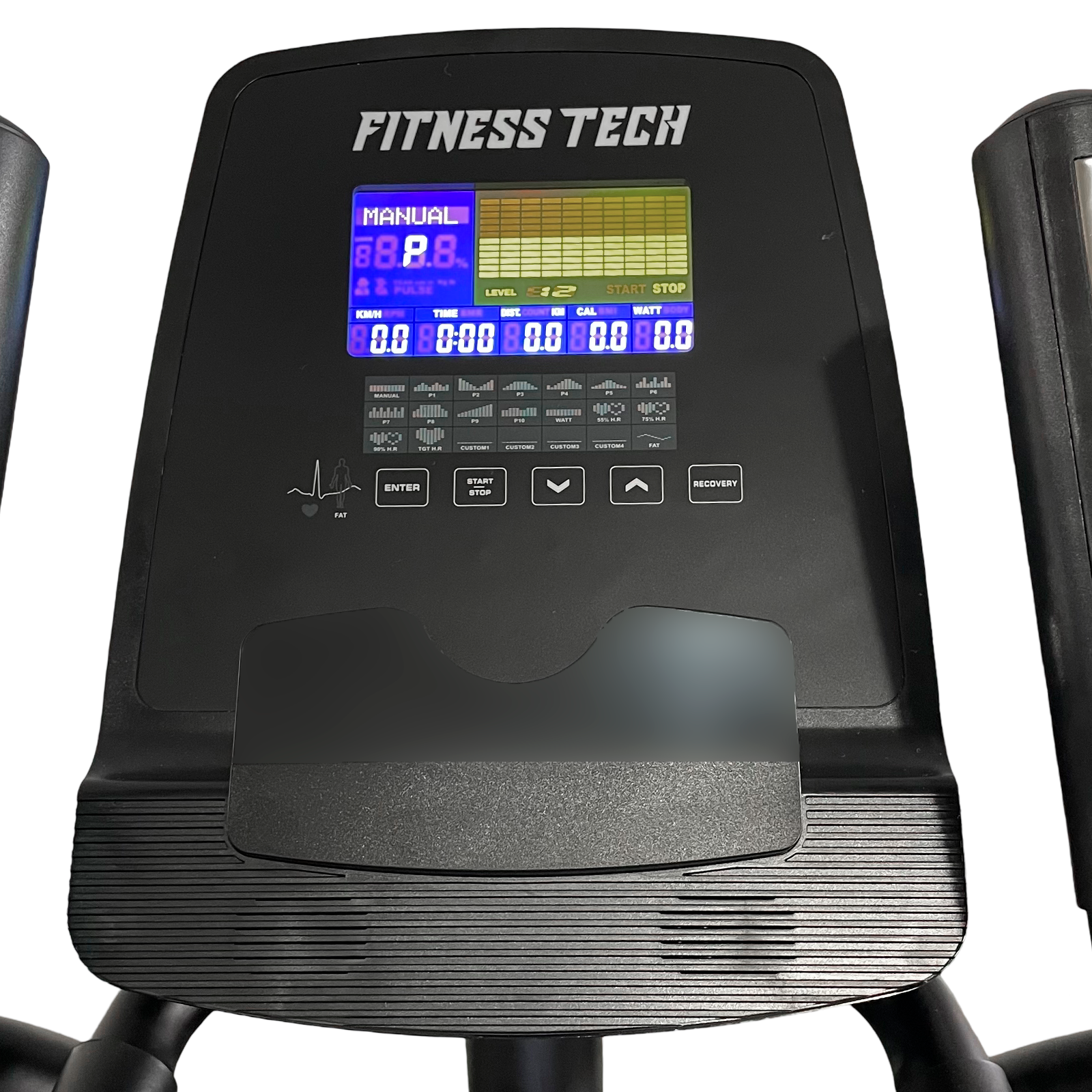 Primer plano de la pantalla de una máquina de ejercicios Fitness Tech negra con varias métricas de rendimiento y botones.