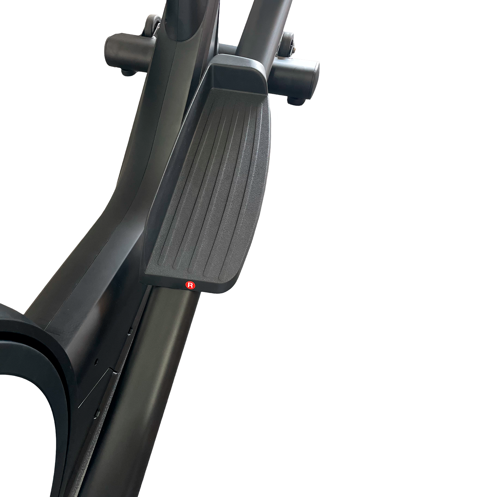 Apoyapiés de máquina de fitness negro con detalle 'R' sobre fondo blanco.