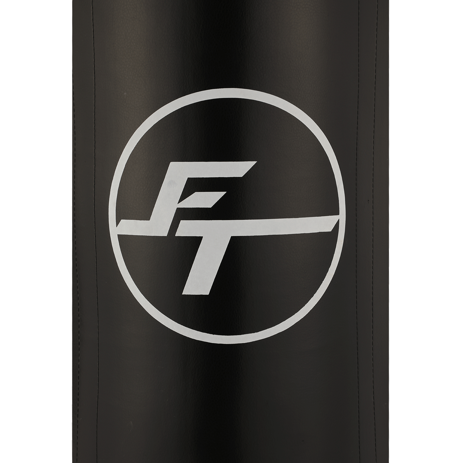 Primer plano del logo blanco en saco de boxeo negro. El logo es un diseño FT.