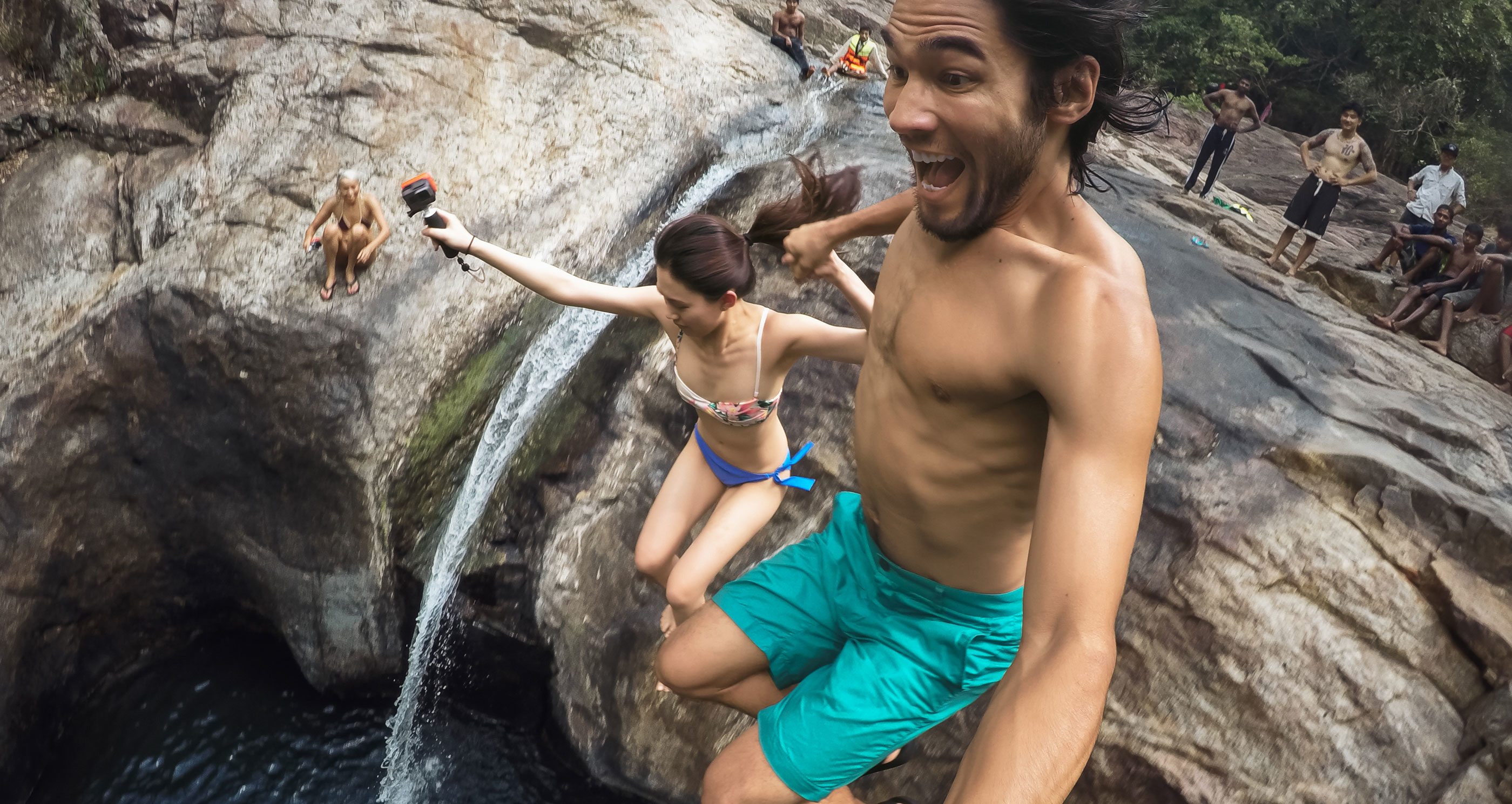Persone che saltano in acqua. Uomo eccitato. Sfondo di acqua limpida.