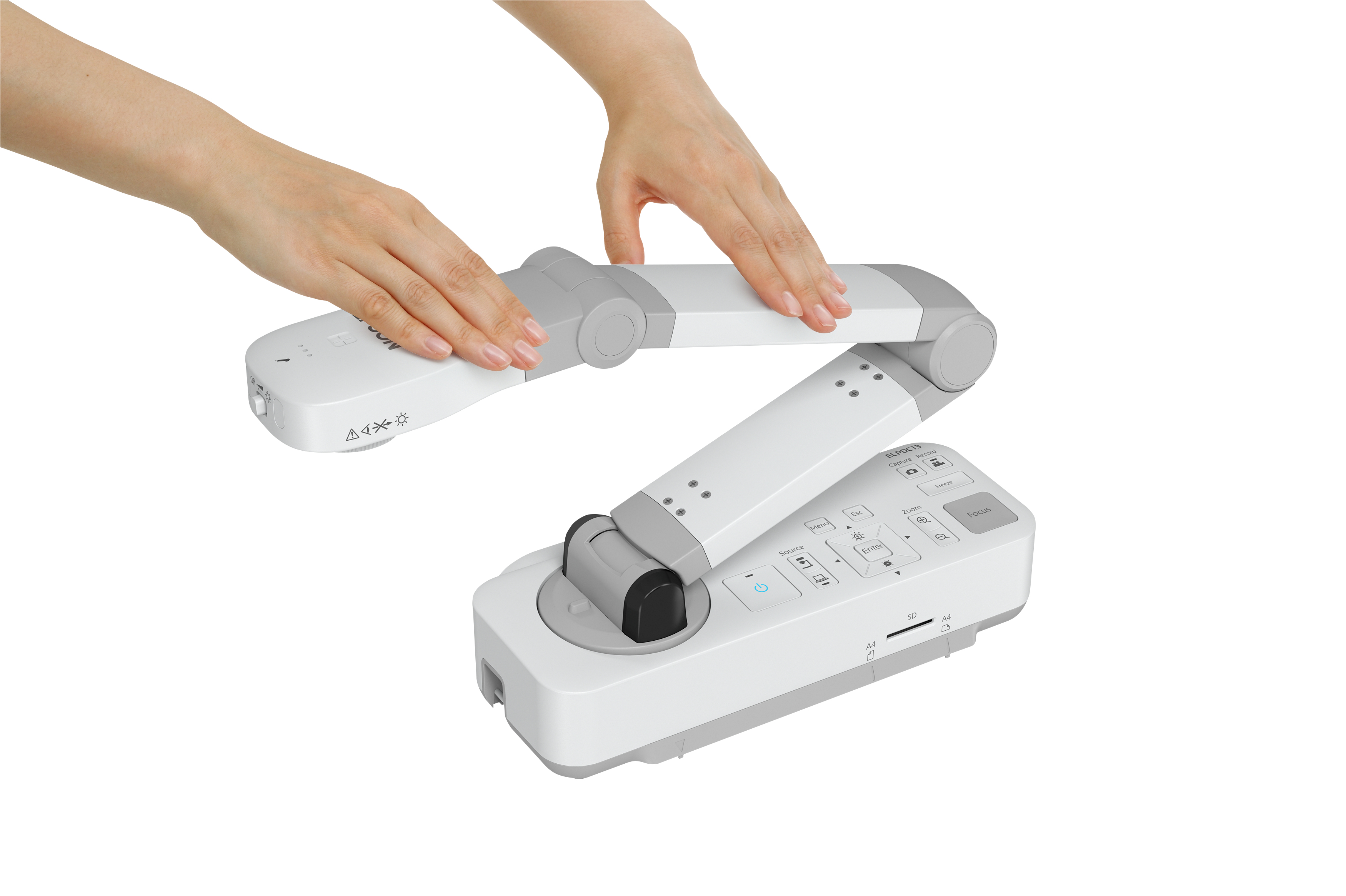Handen passen de arm aan van een witte en grijze Epson documentcamera. Witte achtergrond.