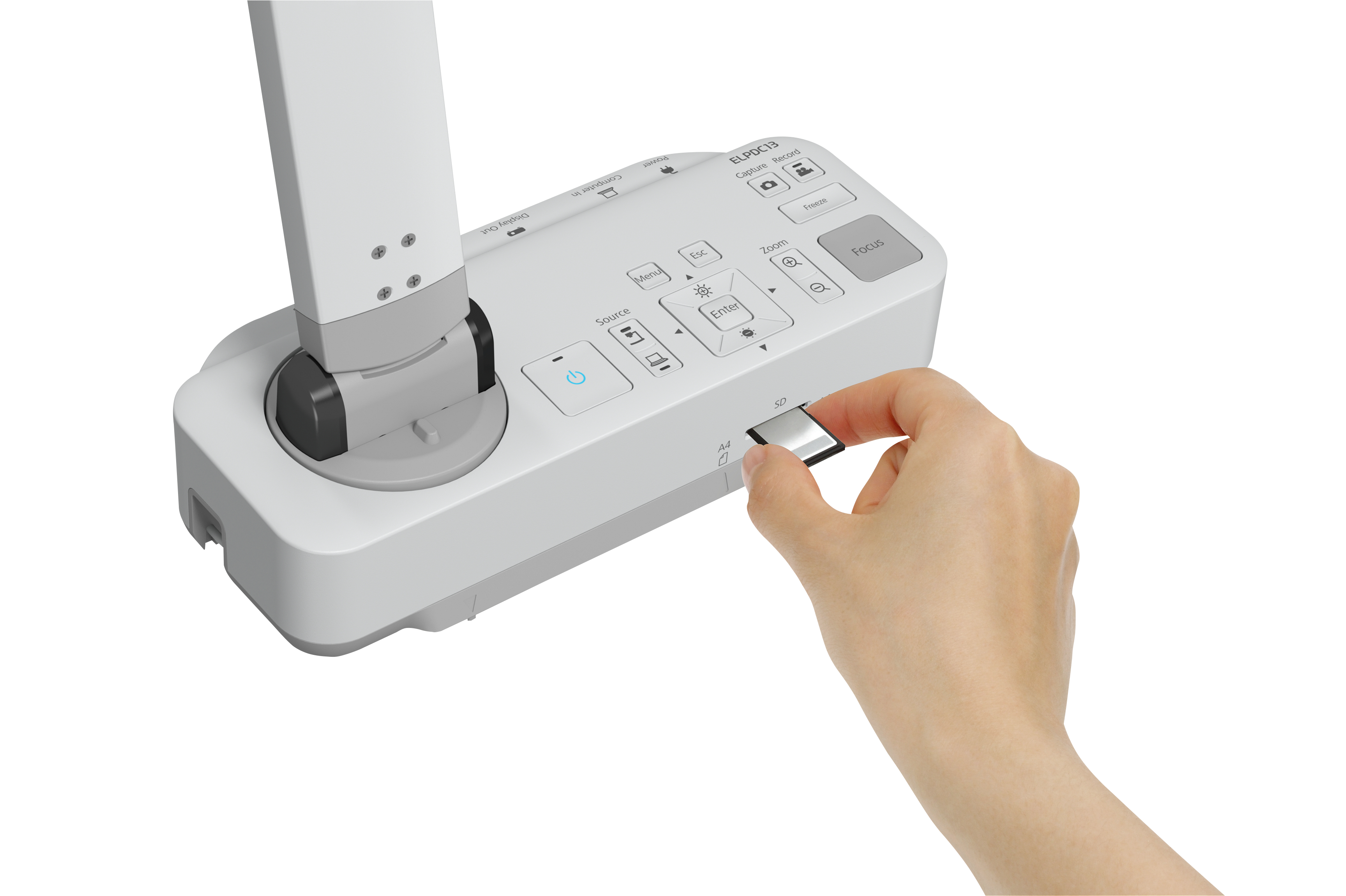 Hand steekt een SD-kaart in een witte en grijze Epson documentcamera. Witte achtergrond.