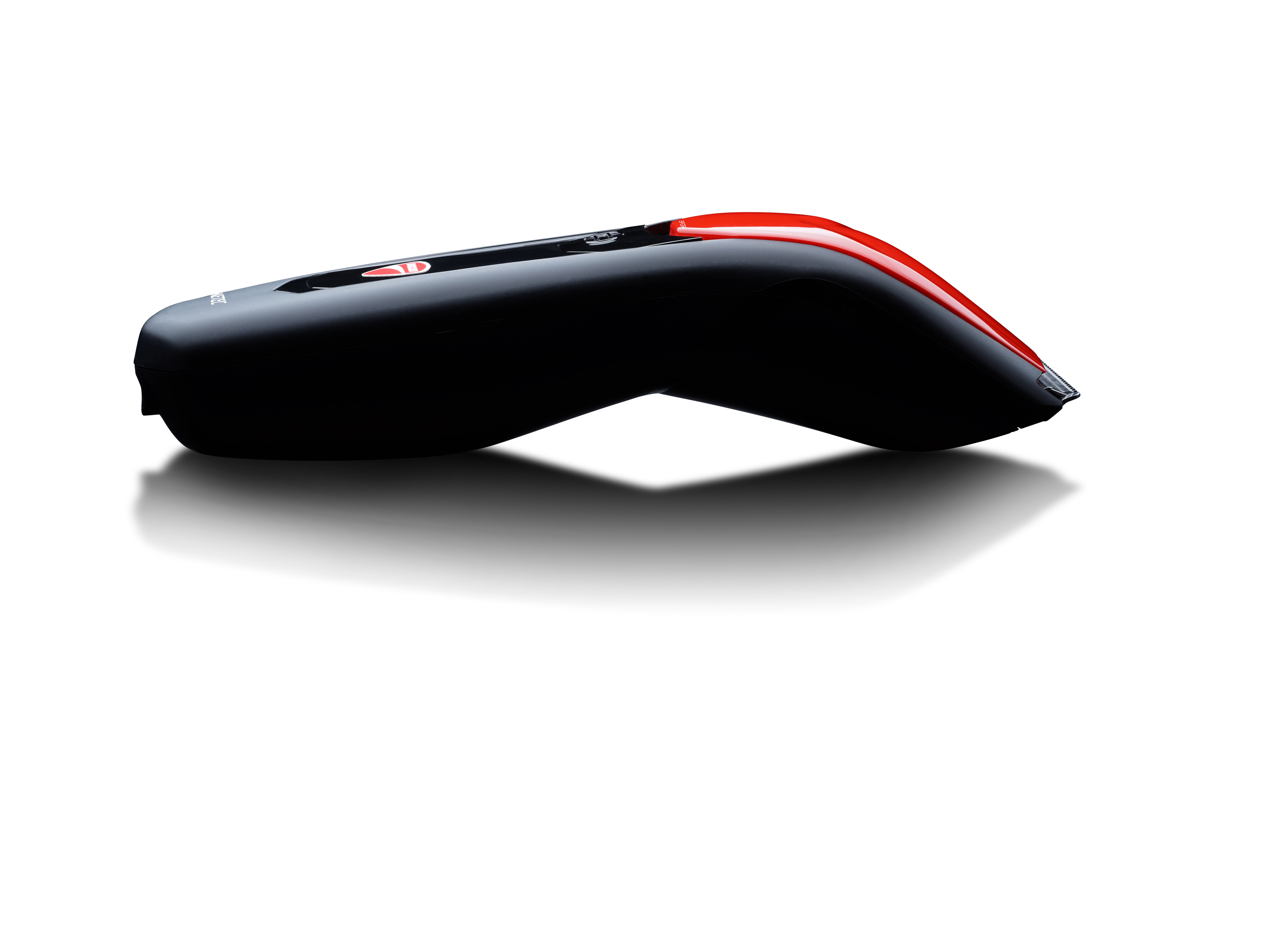 Tagliacapelli nero e rosso, design aerodinamico, su bianco. Ombra visibile.