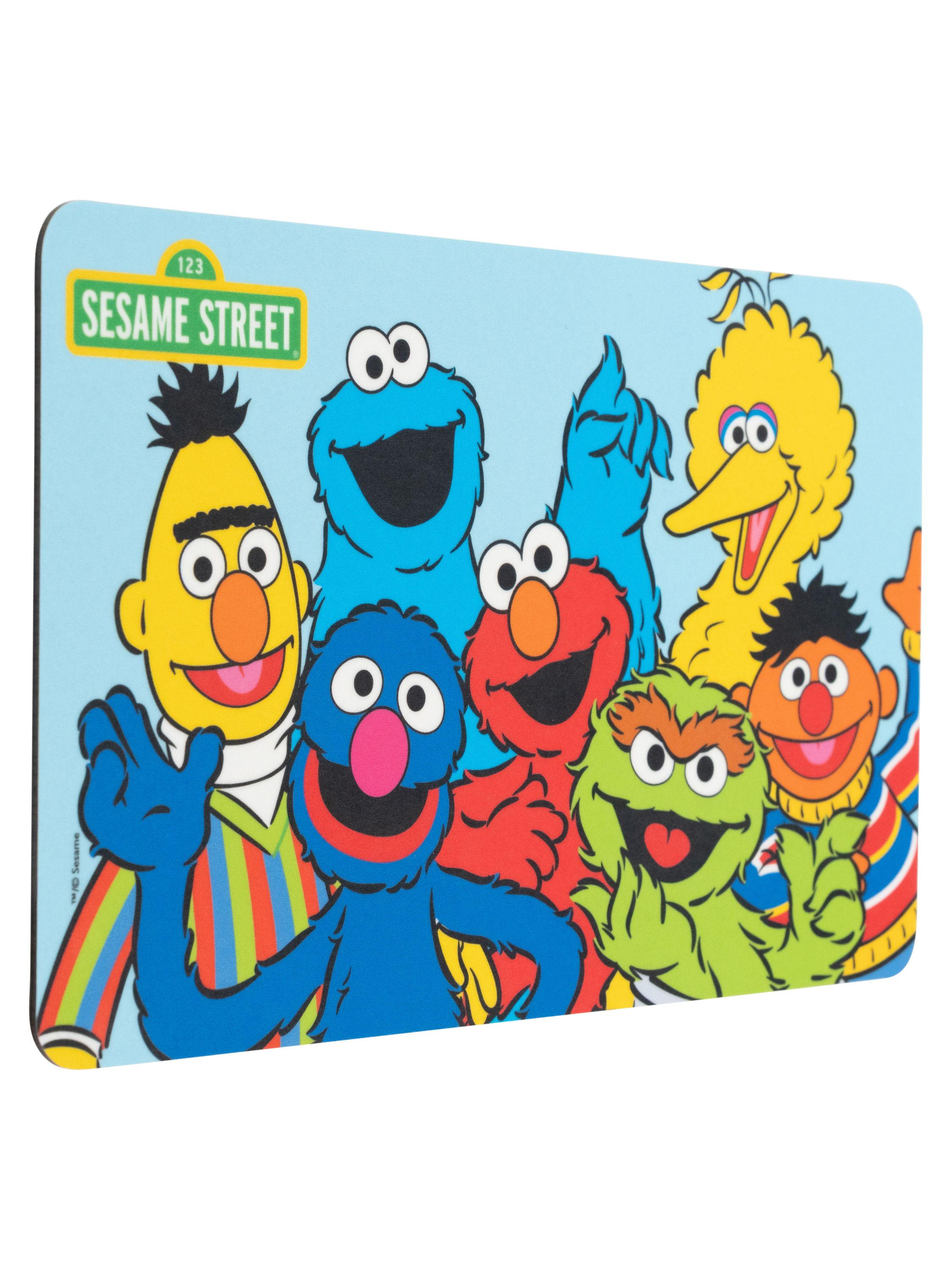 Sesamstraßen-Figuren auf hellblauer Matte, mit '123 Sesame Street'-Schild.