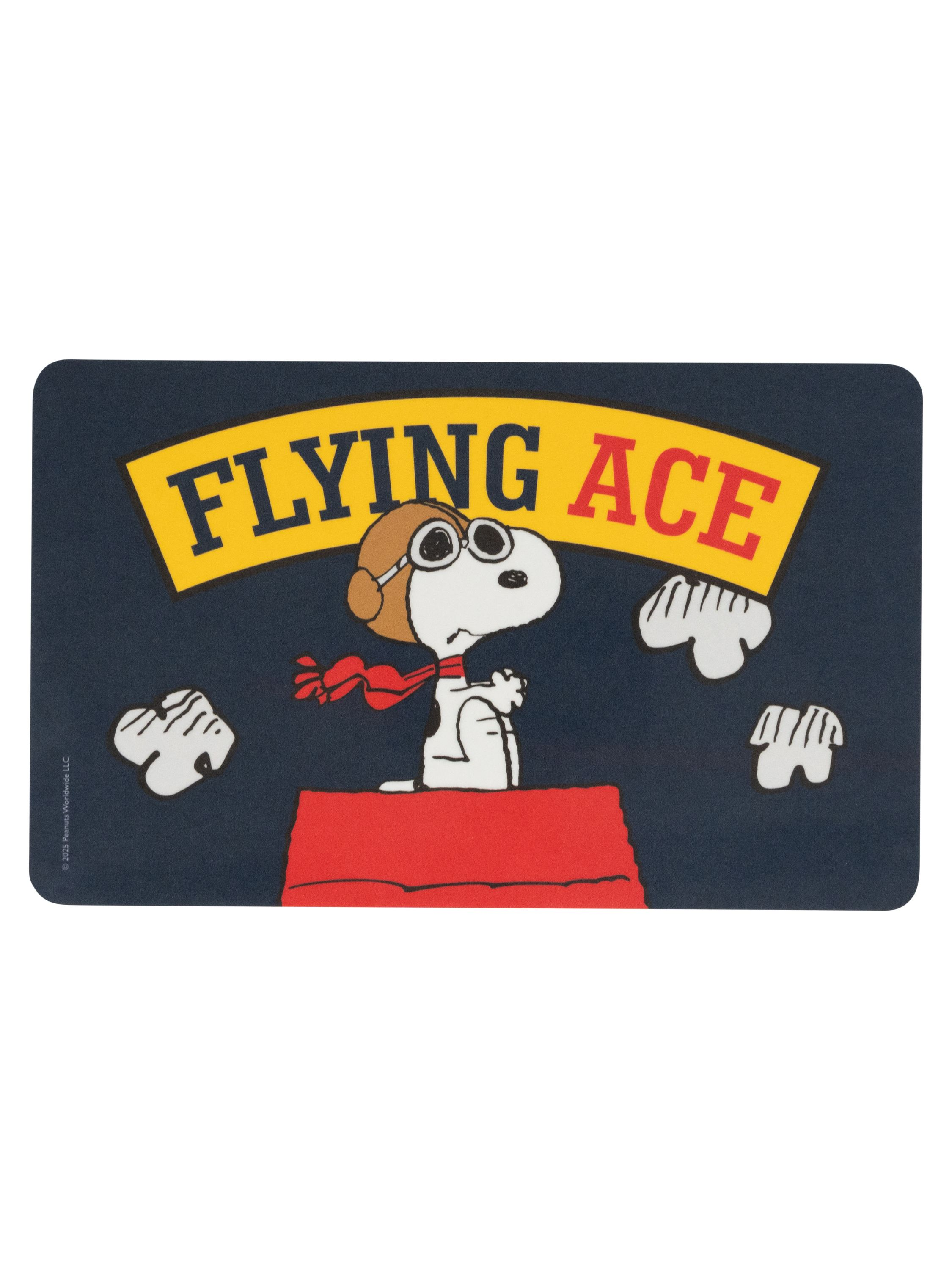Snoopy als Flieger-Ass auf einer Matte mit dem Text "FLYING ACE" und stilisierten Wolken.