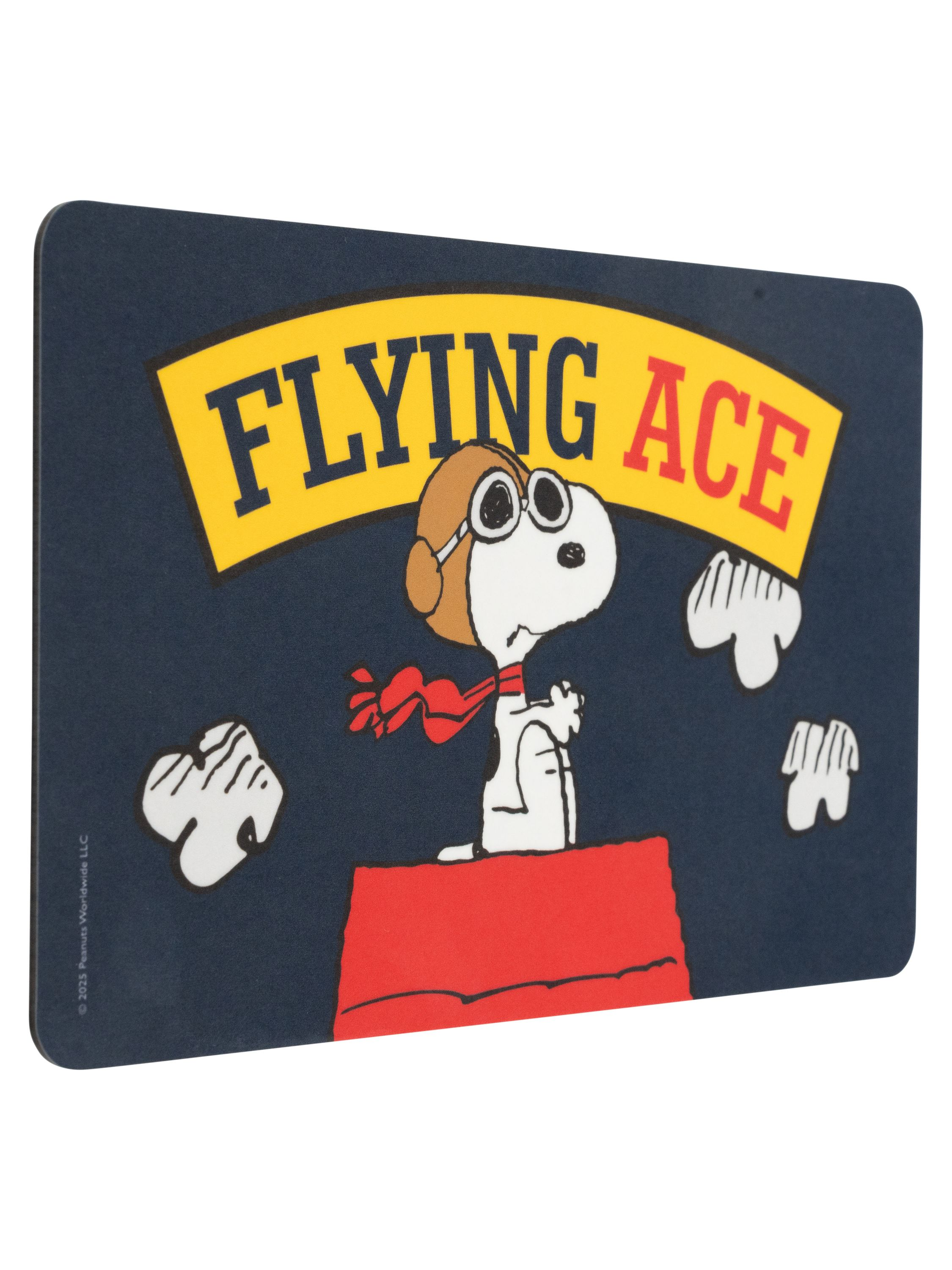 Snoopy als Flieger-Ass auf einer Matte mit dem Text "FLYING ACE" und stilisierten Wolken.
