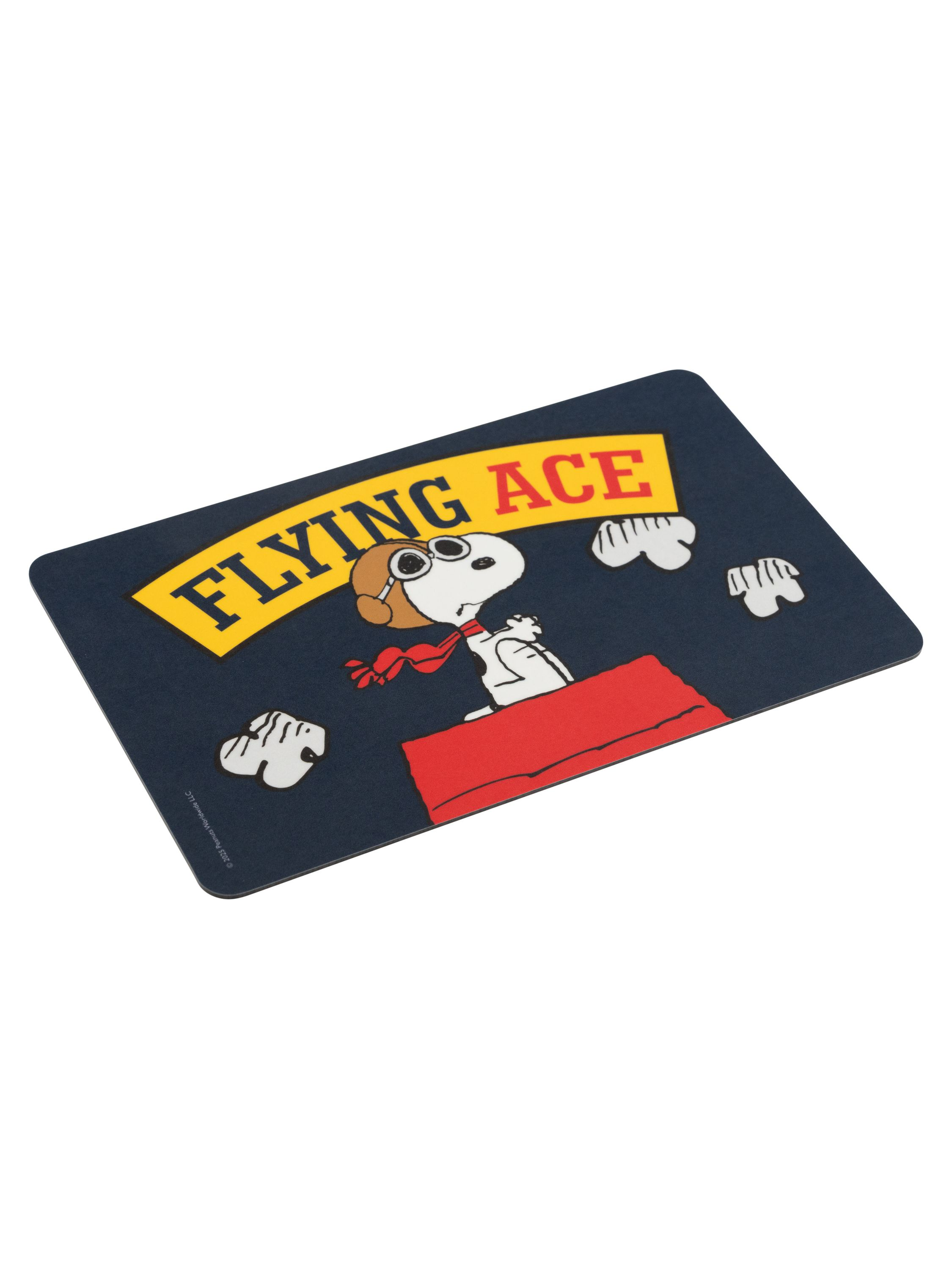 Snoopy als Flieger-Ass auf einer Matte mit dem Text "FLYING ACE" und stilisierten Wolken.