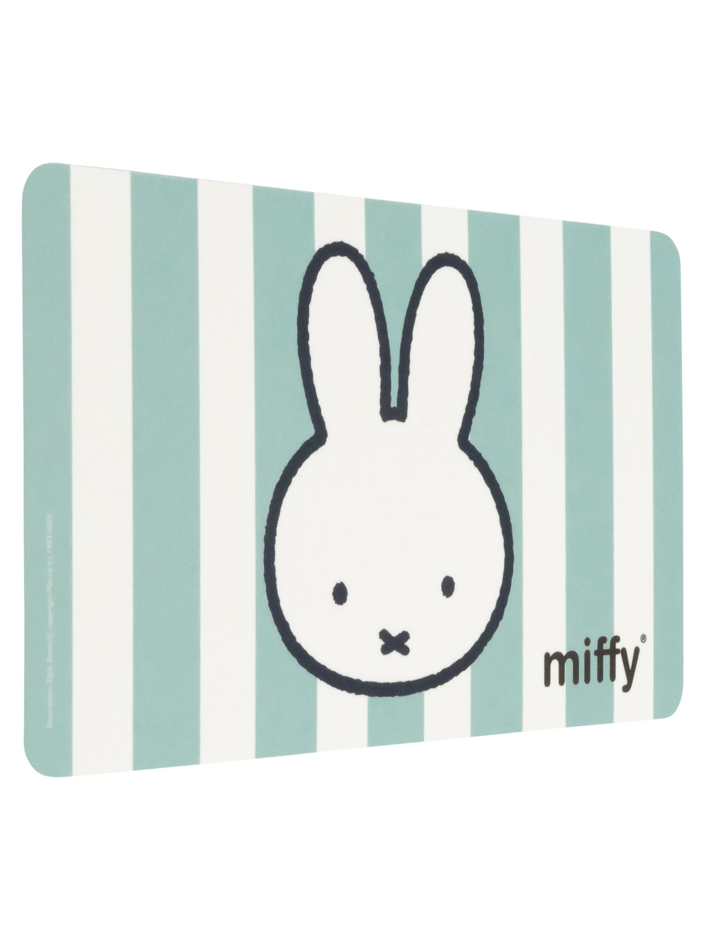 Miffy-Kaninchen auf einer blaugrünen und weiß gestreiften Matte. Das Wort Miffy steht unten rechts.