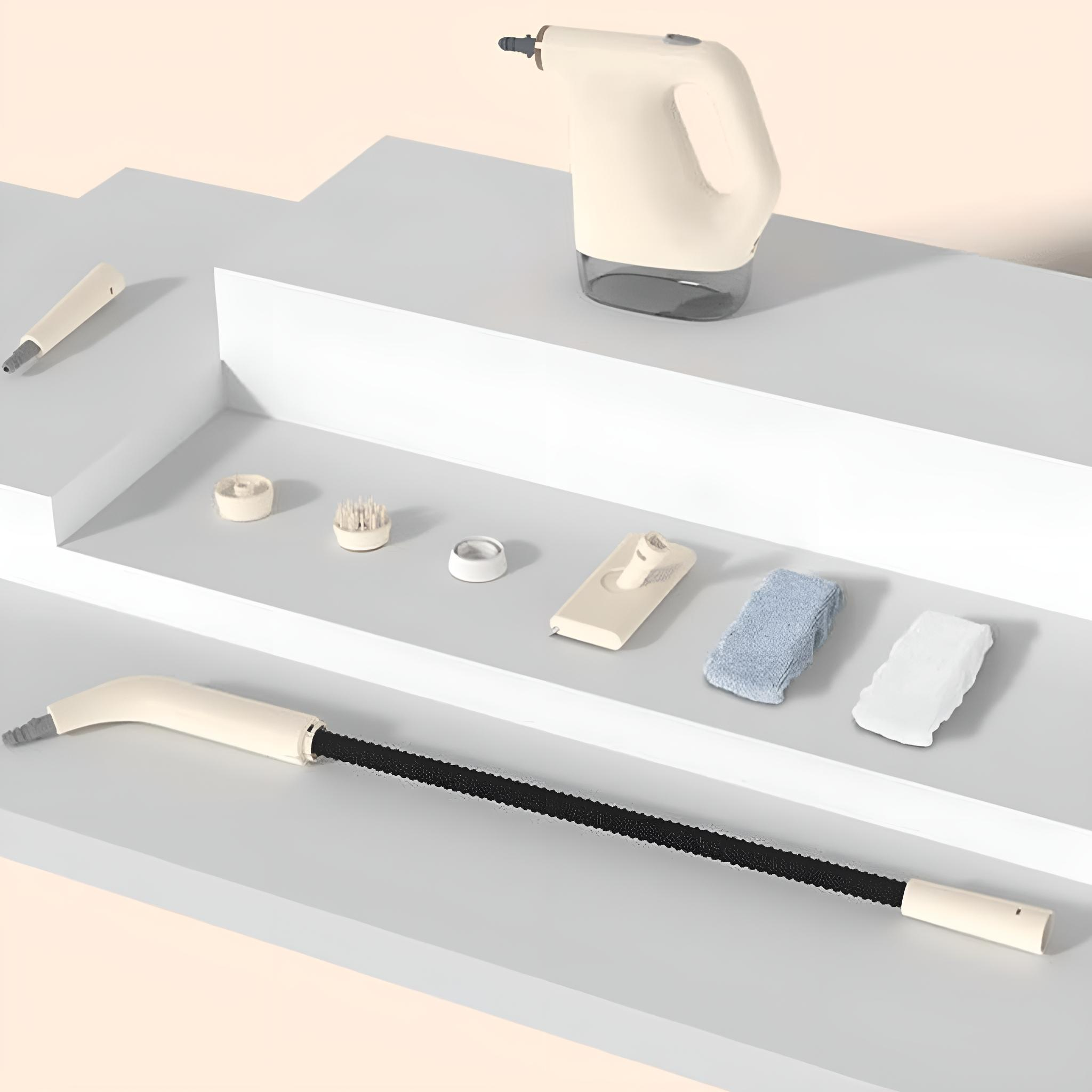Steamer-Set mit Zubehör. Enthält verschiedene Reinigungsaufsätze und einen Griff.