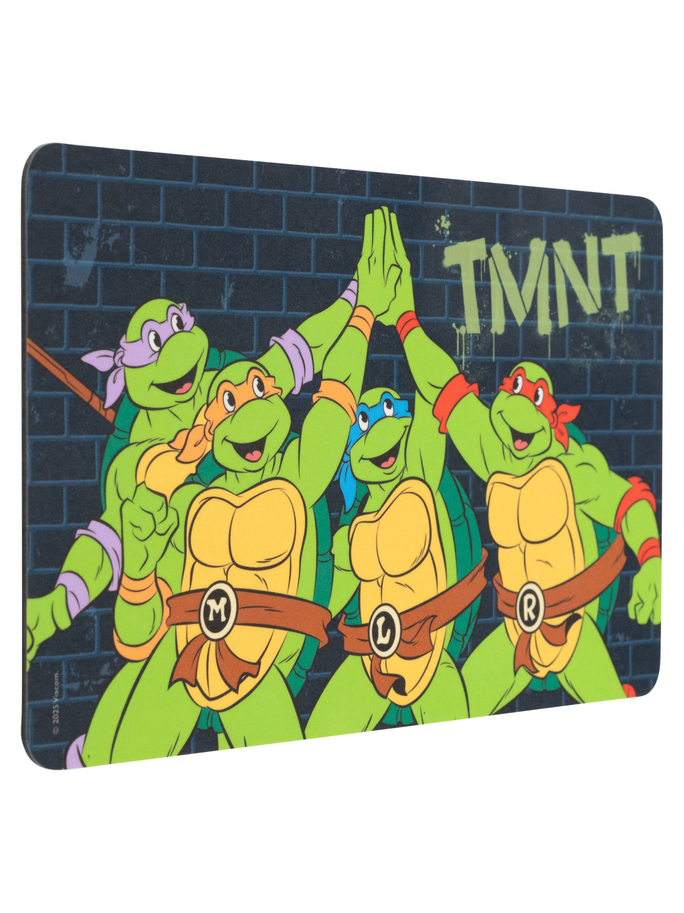 Teenage Mutant Ninja Turtles High-Five, auf einer Mousepad mit Backsteinmauer-Hintergrund.