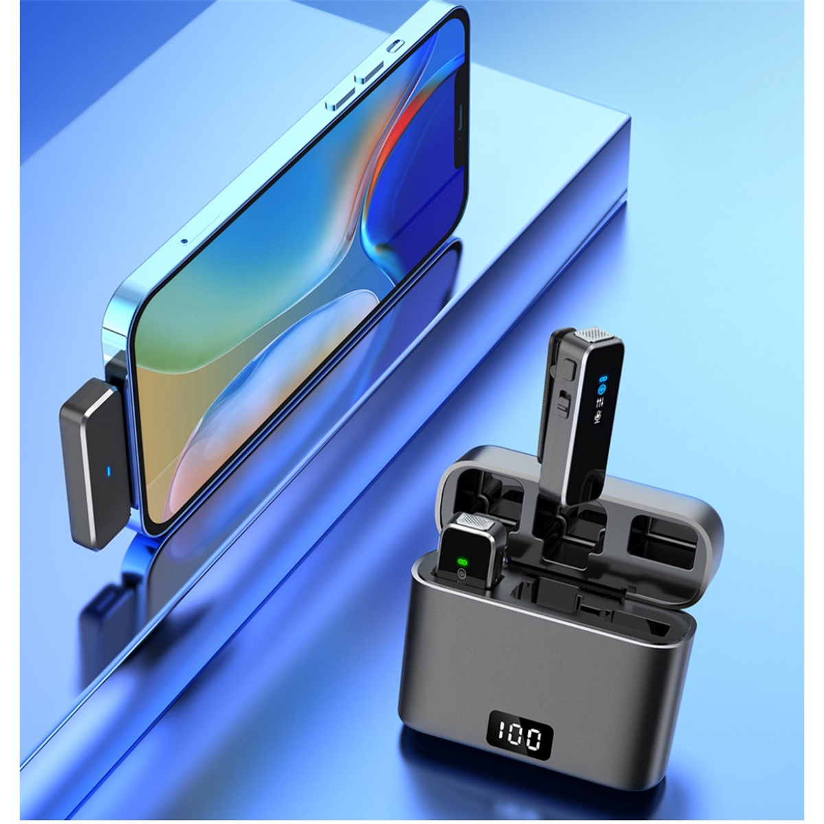 Das Bild zeigt ein Telefon mit angeschlossenem Mikrofon und die Ladehülle mit Mikrofonen.