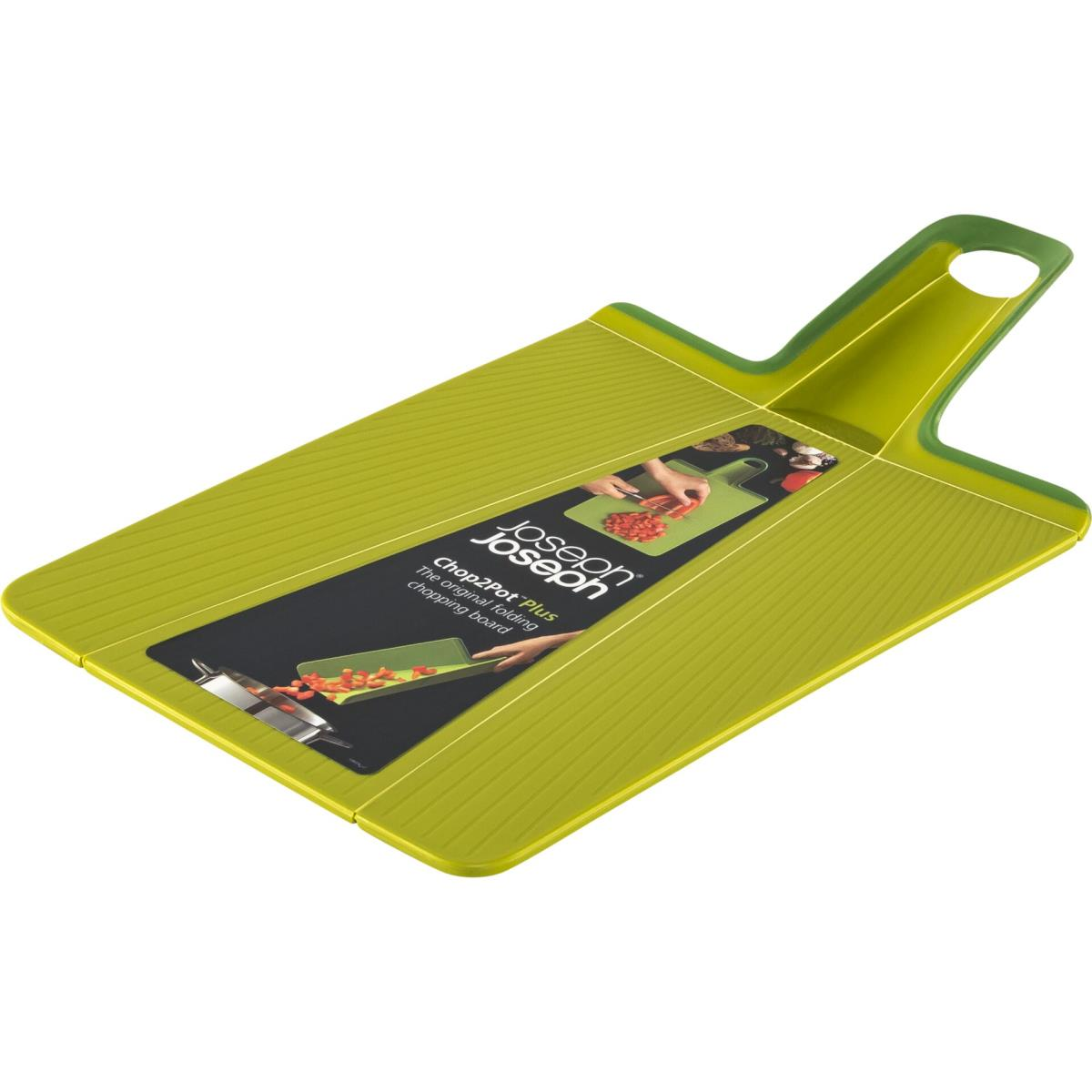 Tabla de cortar verde con una etiqueta y una imagen. La tabla tiene un asa verde.