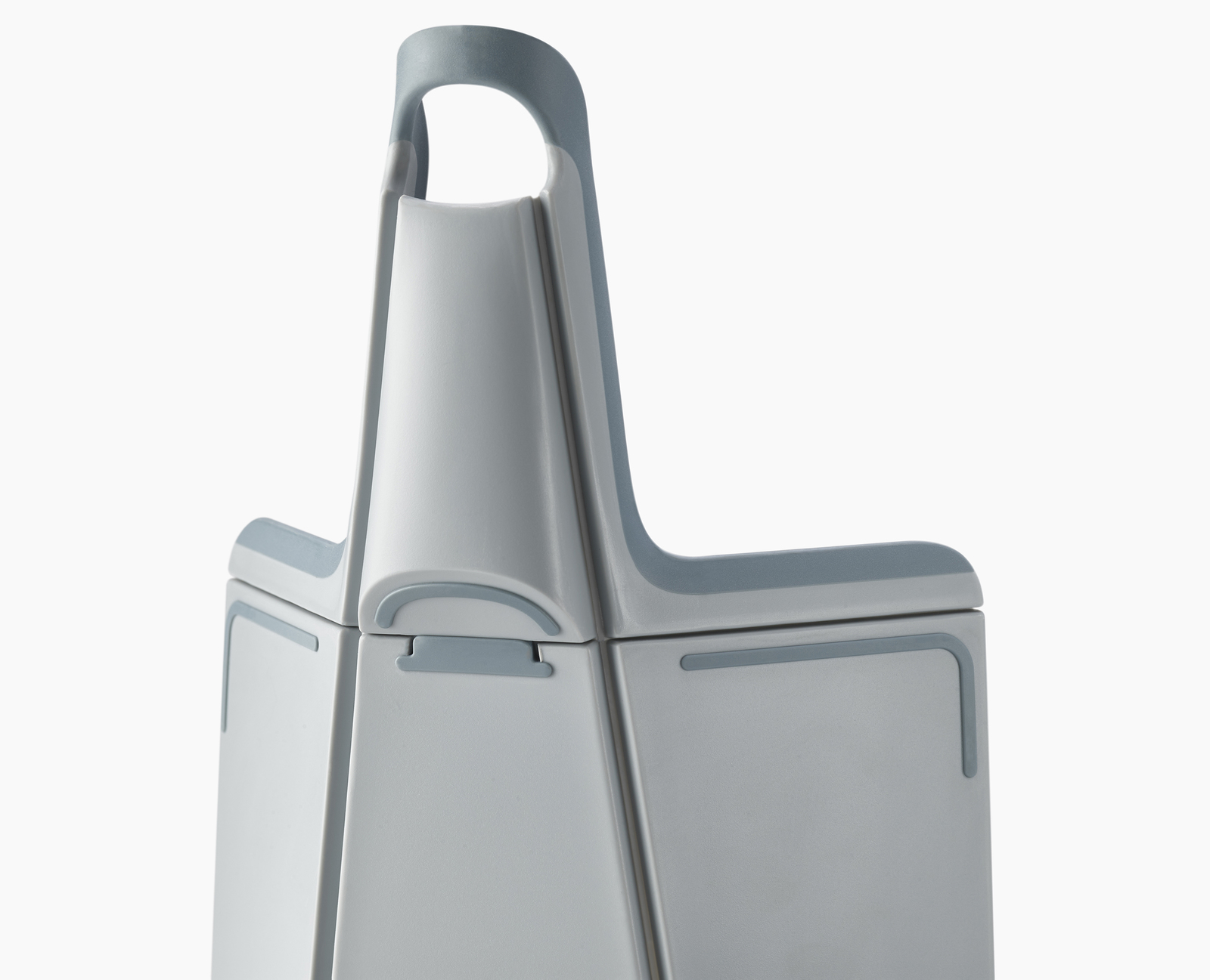 Primer plano de un utensilio de cocina blanco y gris.