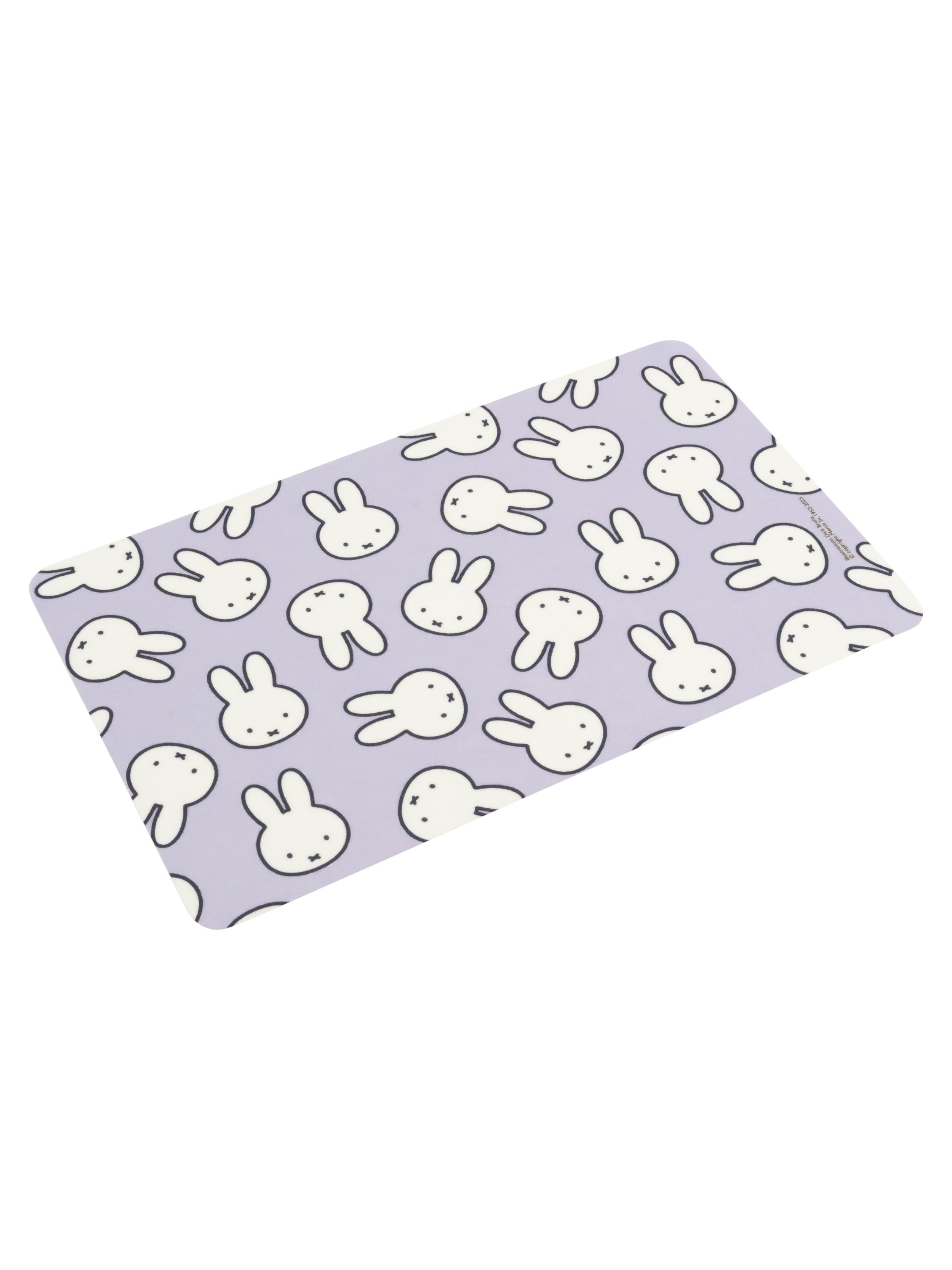 Eine lavendelfarbene Matte mit einem Muster aus weißen Miffy-Hasengesichtern.