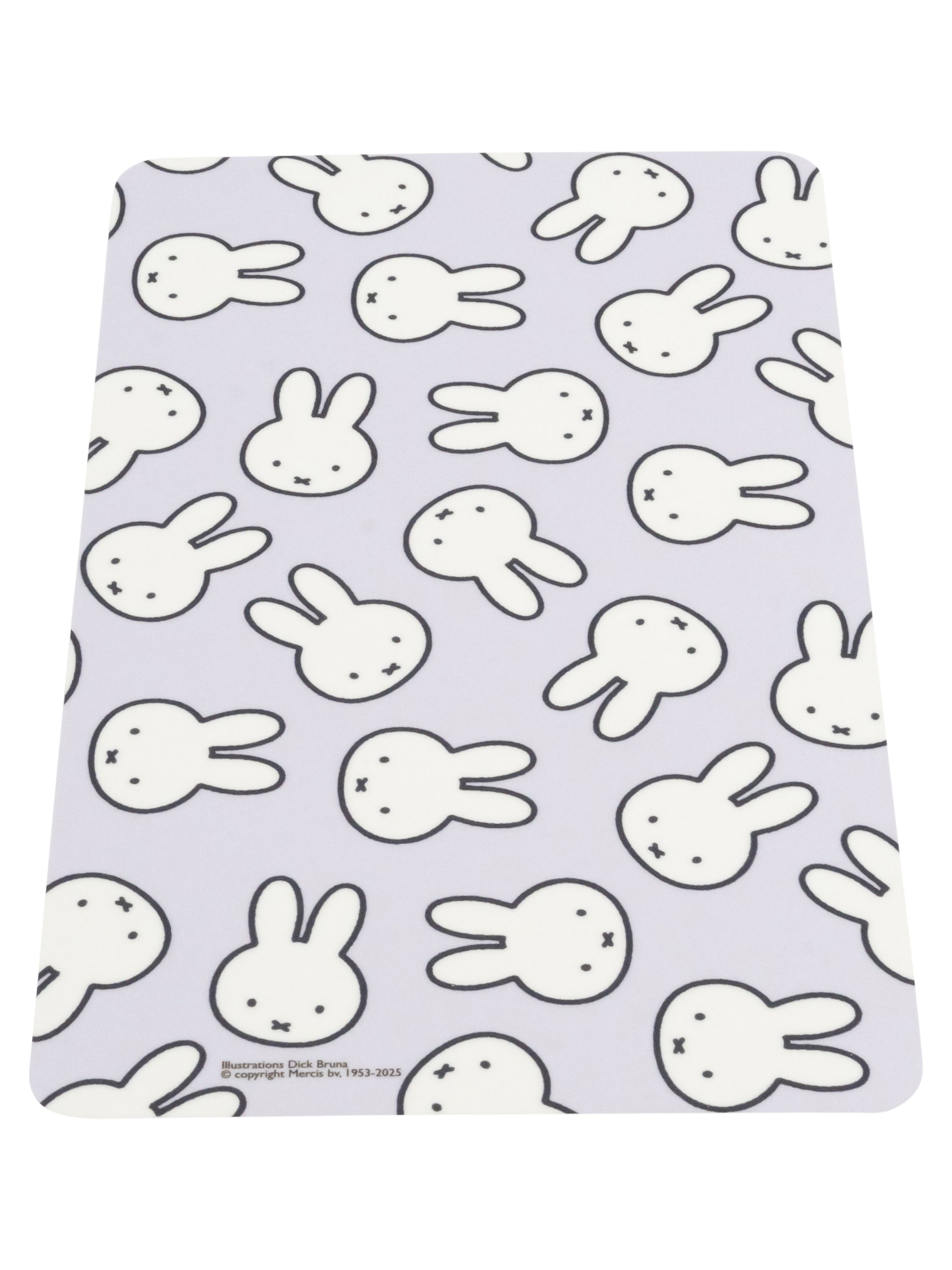 Eine lavendelfarbene Matte mit einem sich wiederholenden Muster aus weißen Miffy-Hasengesichtern.