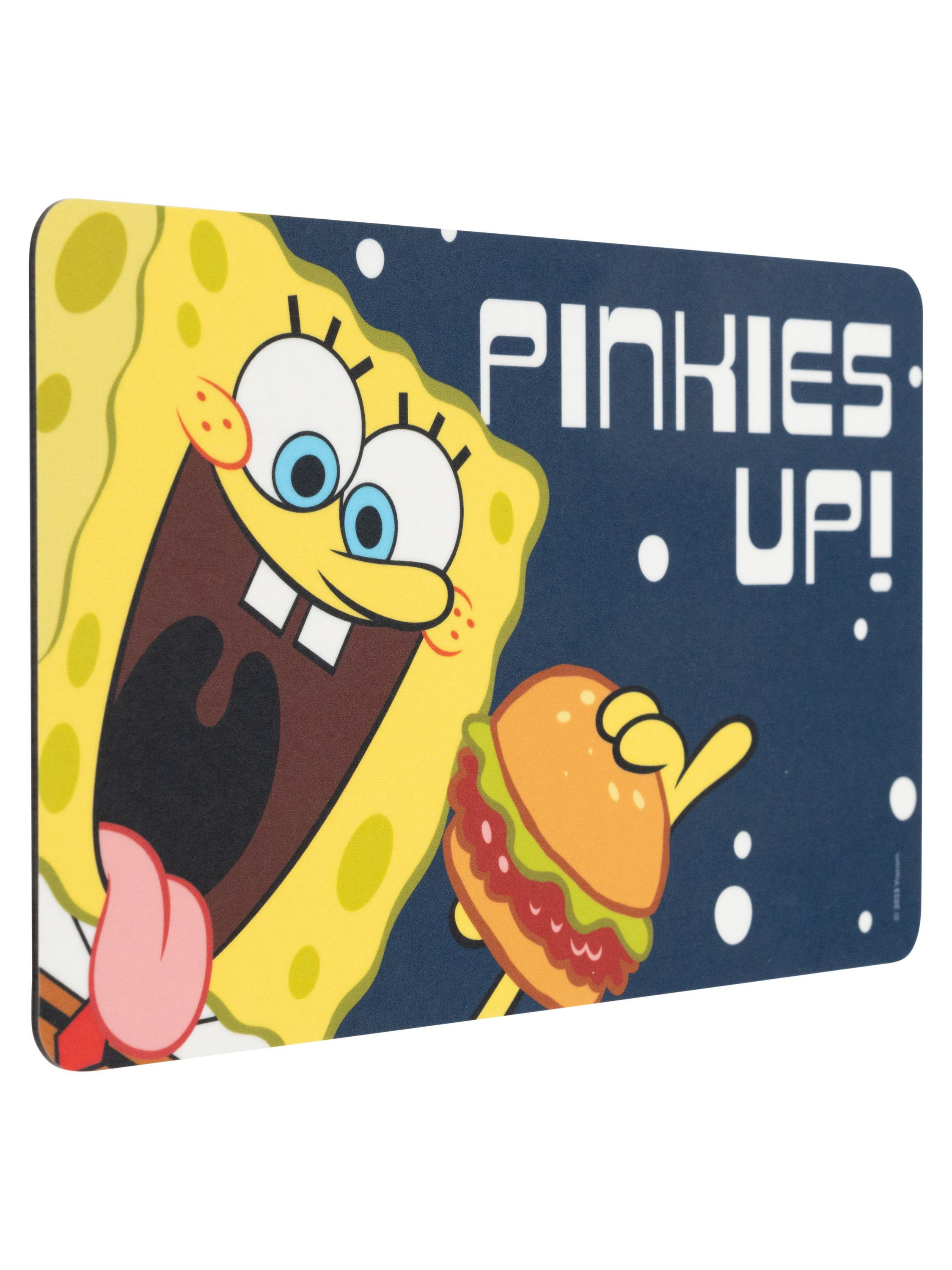 SpongeBob hält einen Burger, schreit mit herausgestreckter Zunge. Der Text „PINKIES UP!“ auf marineblauem Grund.