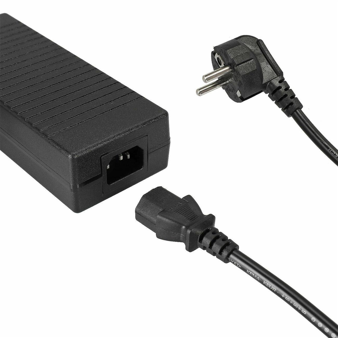 Schwarzes Netzkabel mit Stecker und Netzteilanschluss.