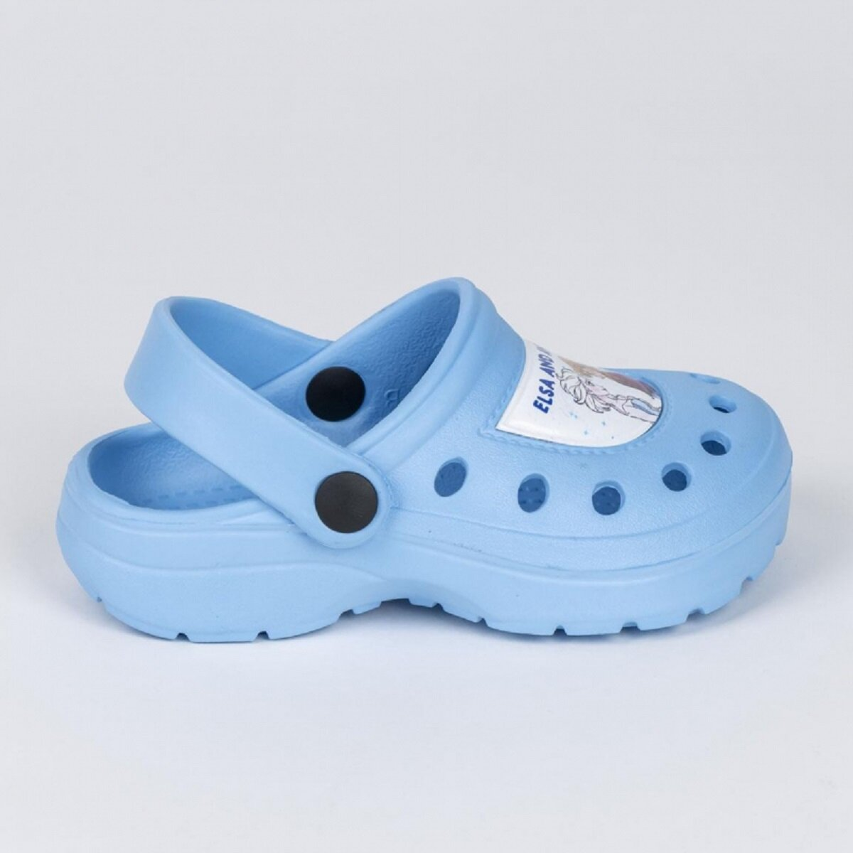 Ein hellblauer Kinderclog mit einer Elsa- und Anna-Grafik auf der Seite.