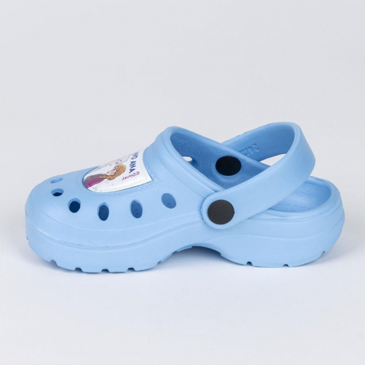 Hellblauer Schuh im Crocs-Stil. Mit Disney's Frozen-Figuren. Isoliert auf weißem Hintergrund.