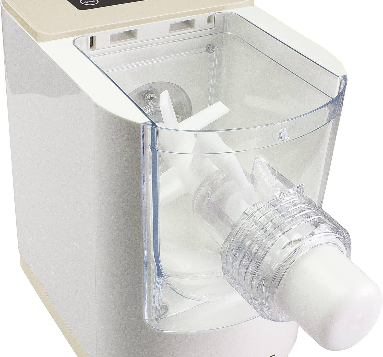 Transparente Kammer des Pastamakers, weiße Kunststoffteile innen. Beige und weiße Maschine mit weißem Knopf.