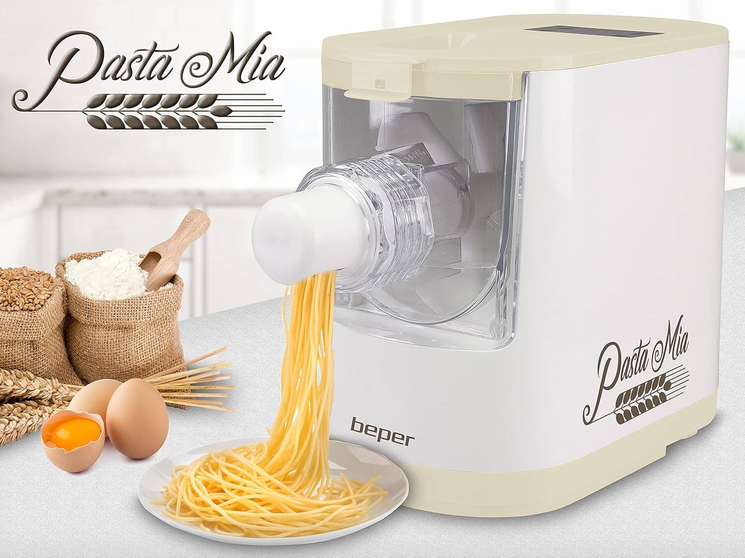 Pastamaschine mit Spaghetti, die auf einen Teller extrudiert werden, mit Eiern und Mehl im Hintergrund.
