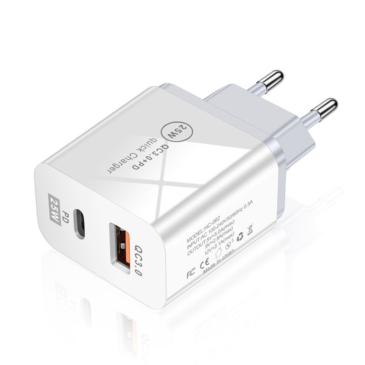 Weißes Ladegerät mit zwei Anschlüssen. QC3.0 und PD 25W Schnellladegerät.