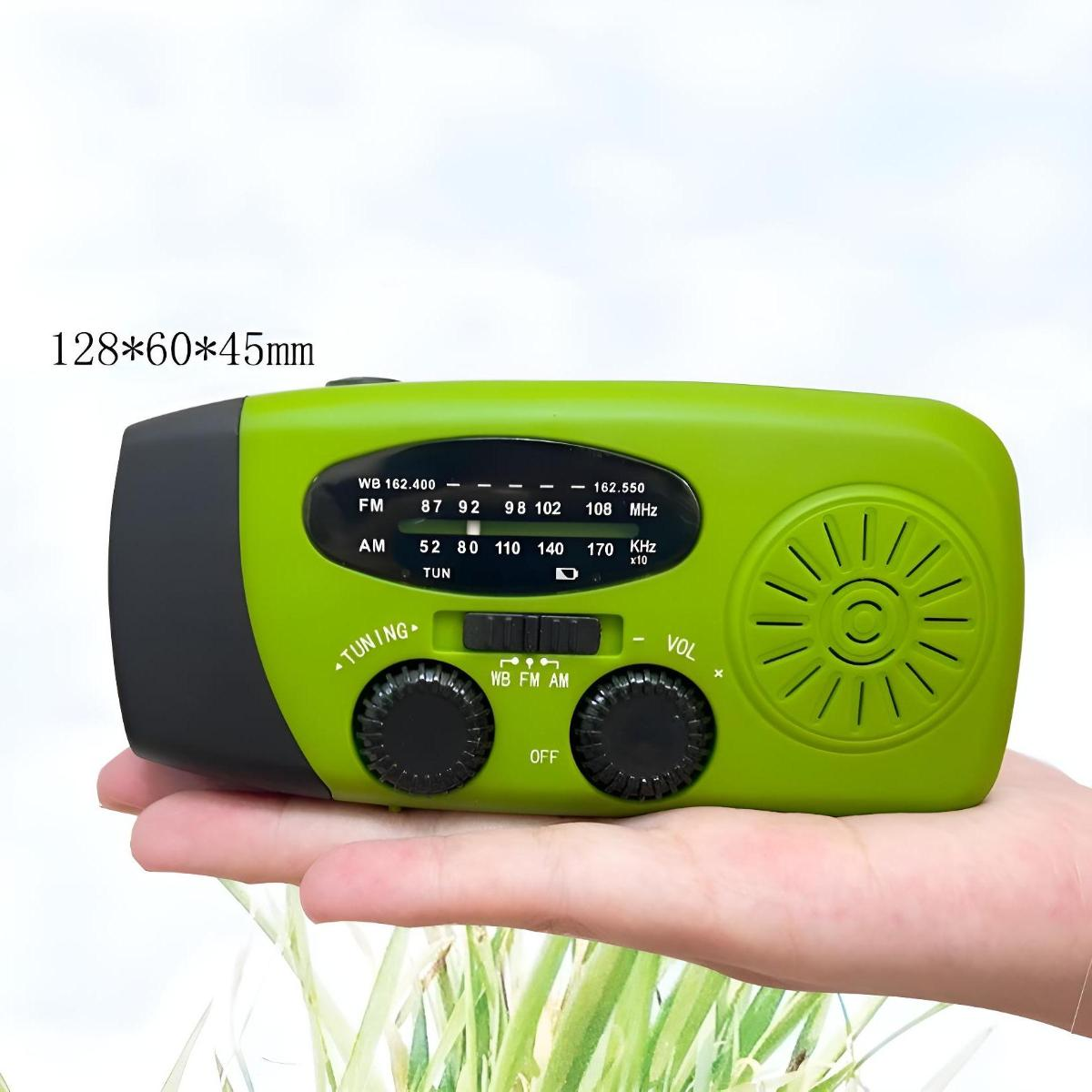 Ein grünes Kurbelradio. Es hat ein Einstellrad und ein Lautstärkeregler. Eine Hand hält es.