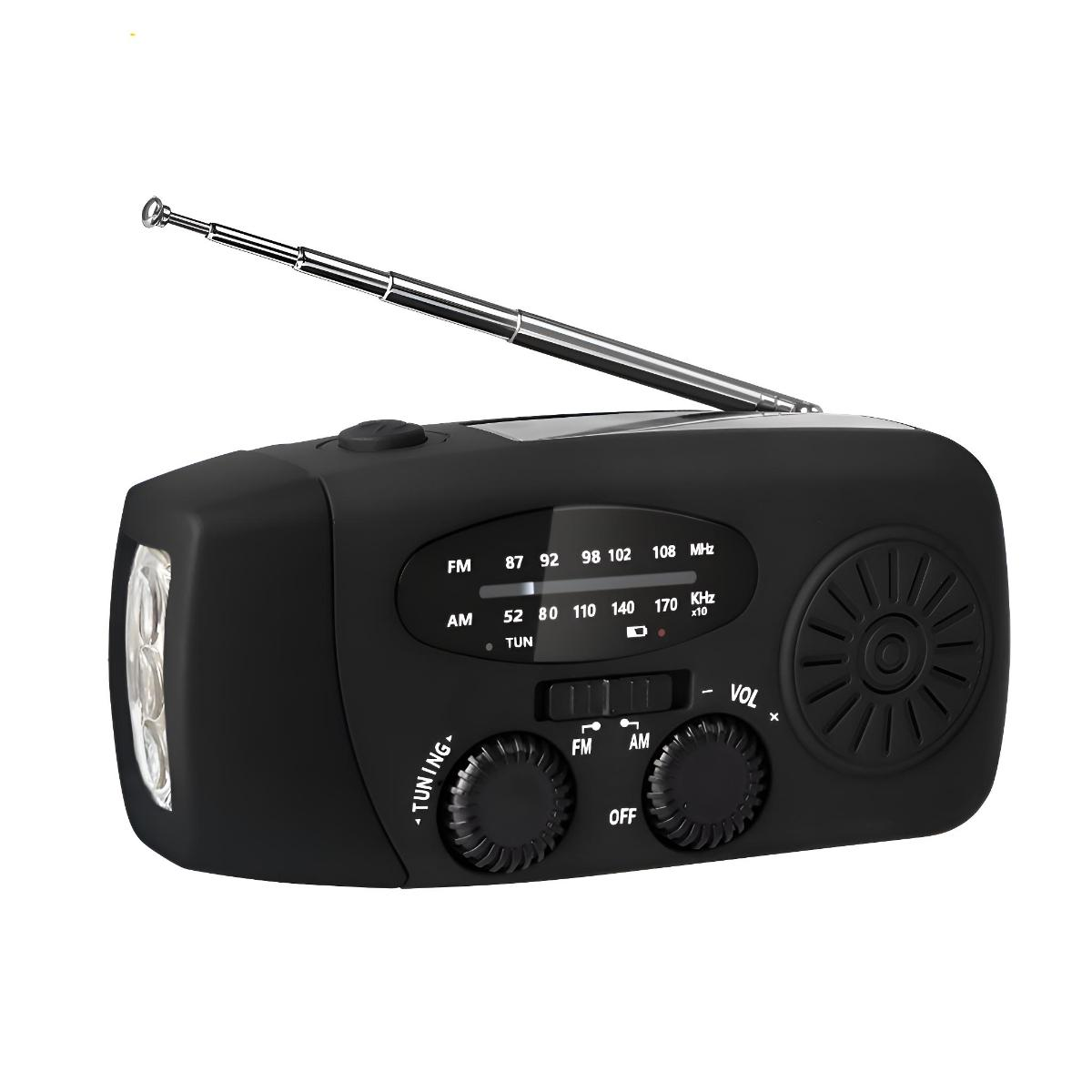 Schwarzes Radio mit Taschenlampe und Antenne. Es hat Knöpfe, Abstimmung und einen Lautstärkeregler. Auf weißem Grund.