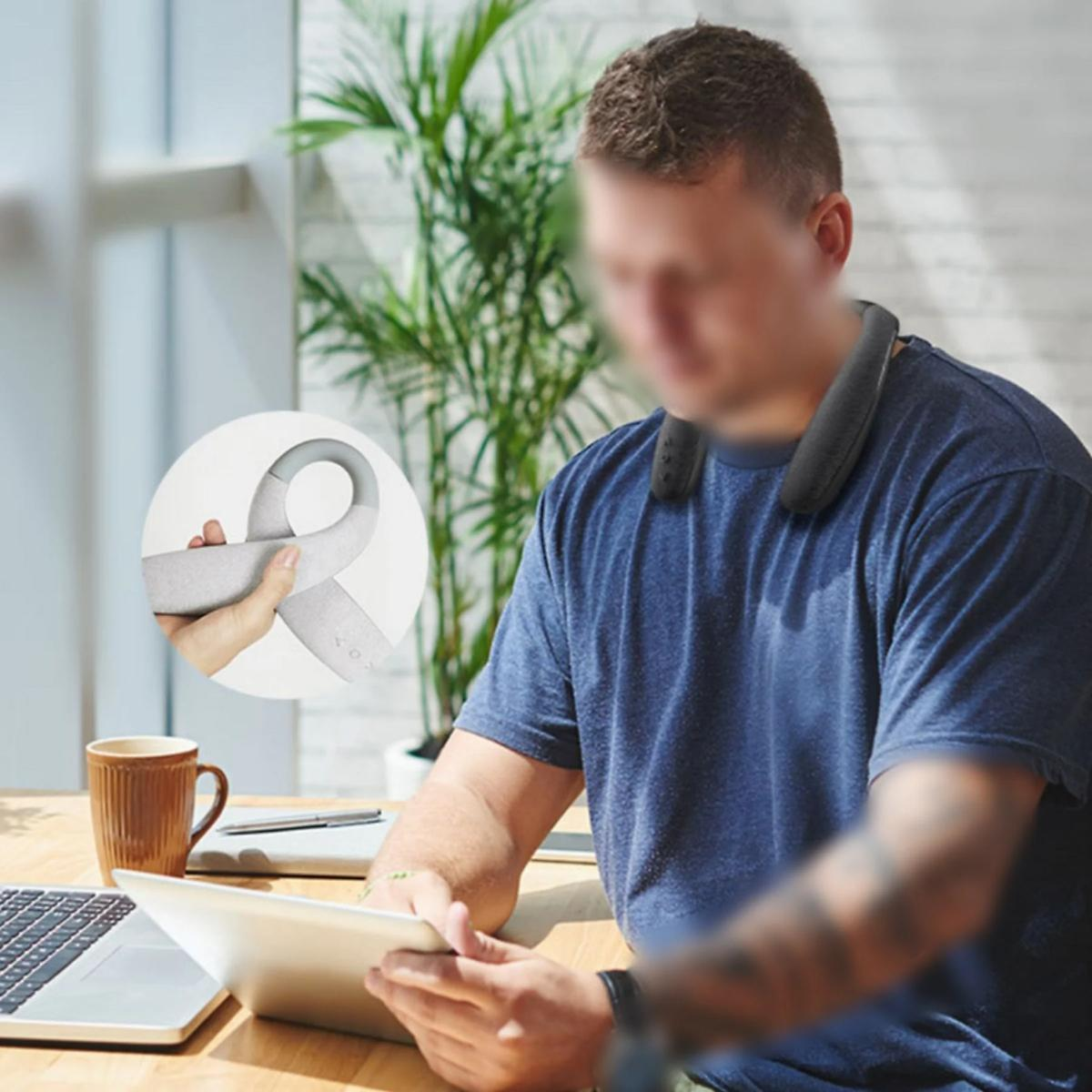 Mann mit Nackenlautsprecher, Tablet, mit Nahaufnahme eines Bandes.