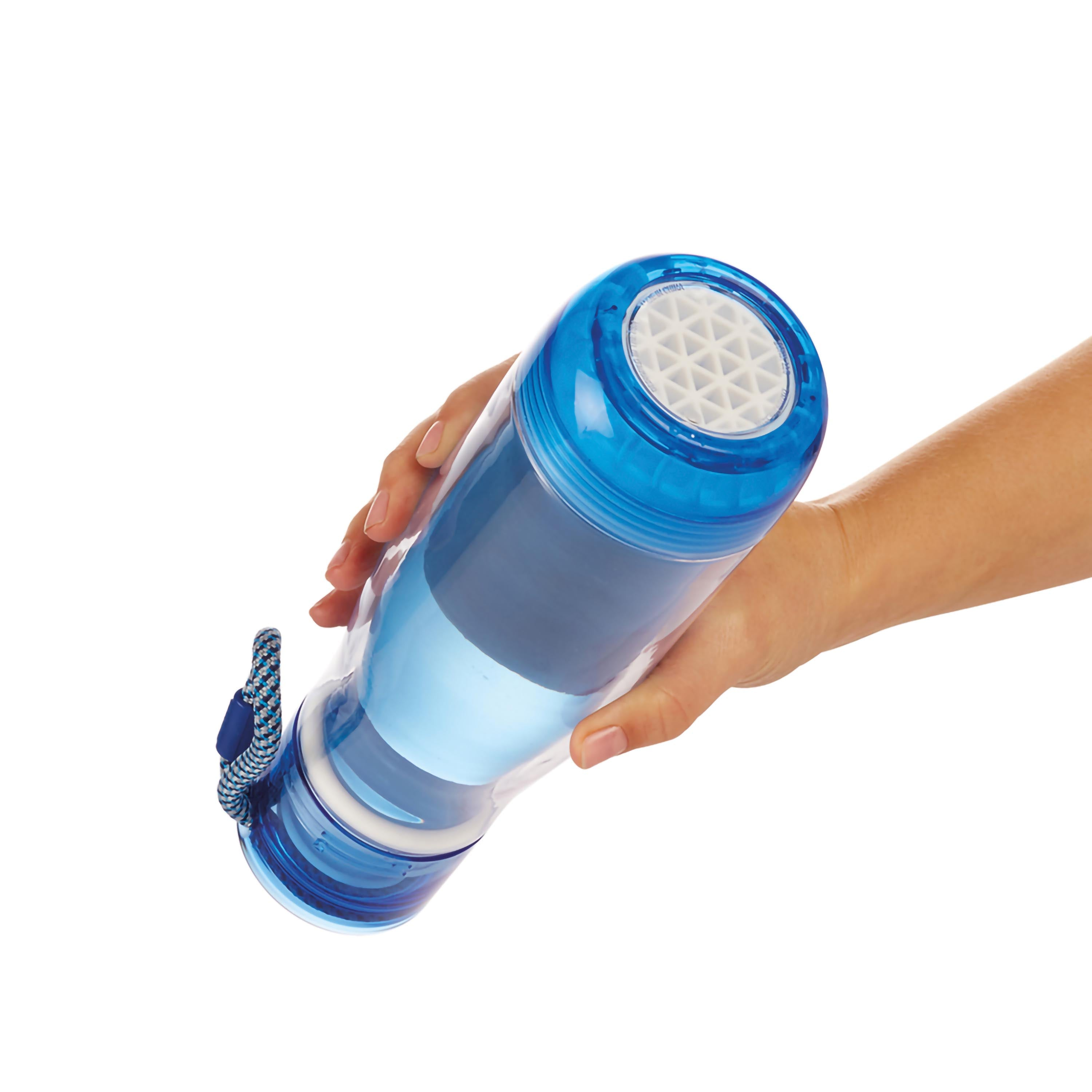 Eine Hand hält eine blaue Wasserflasche, vor weißem Hintergrund. Die Flasche ist transparent mit blauen Akzenten.