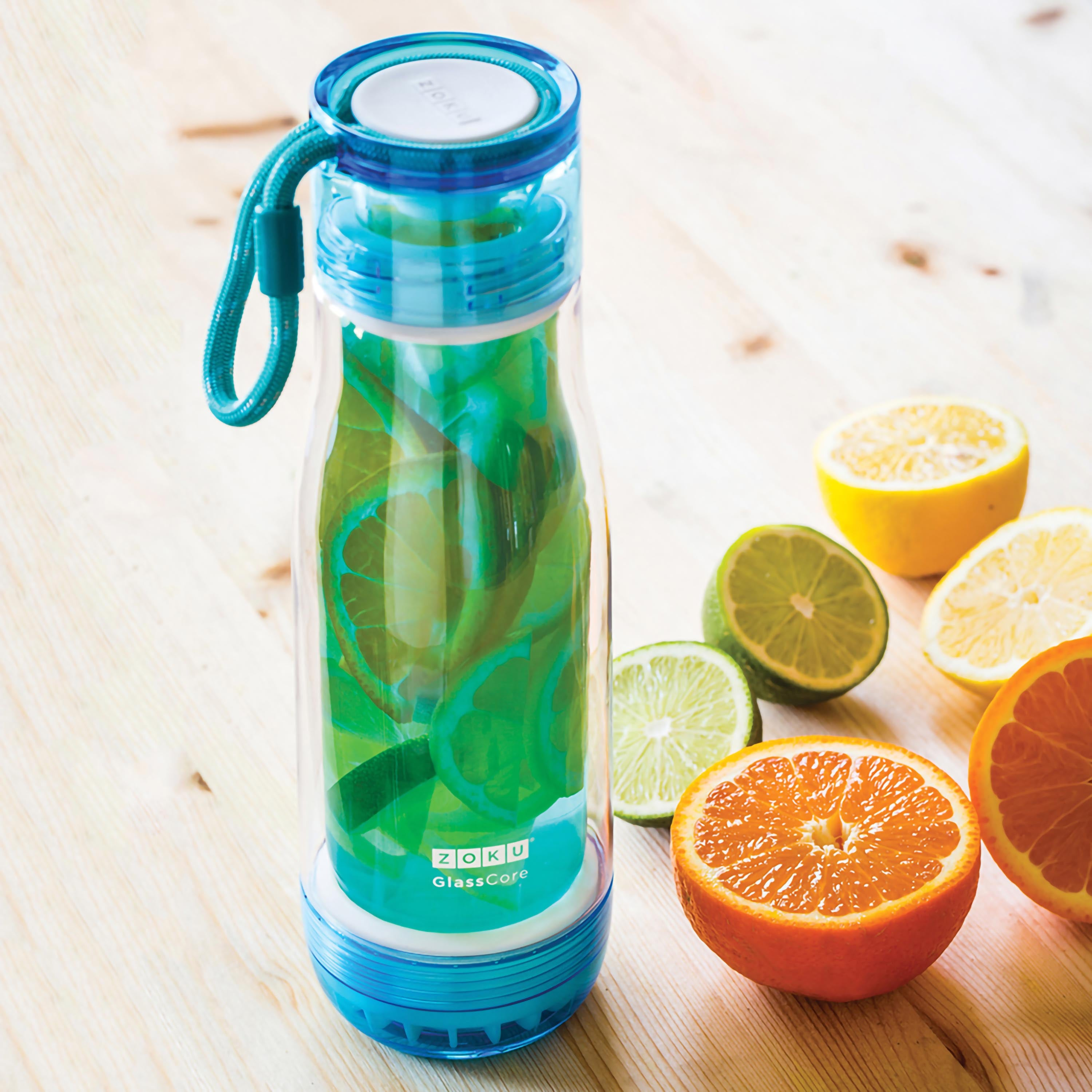Eine Wasserflasche mit blauem Deckel und blauem Griff. Die Flasche enthält grüne Fruchtscheiben.