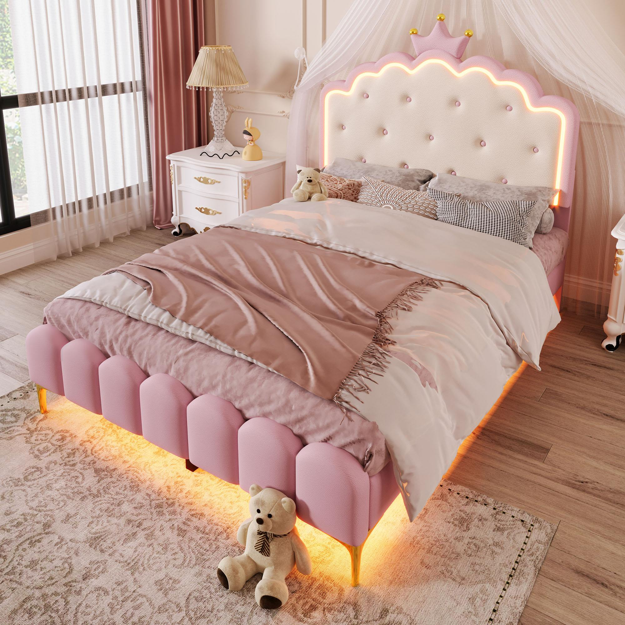 Rosa Prinzessinnenbett mit Kronen-Kopfteil, Teddybären und Teppich in einem Schlafzimmer mit Vorhängen und Fenster.