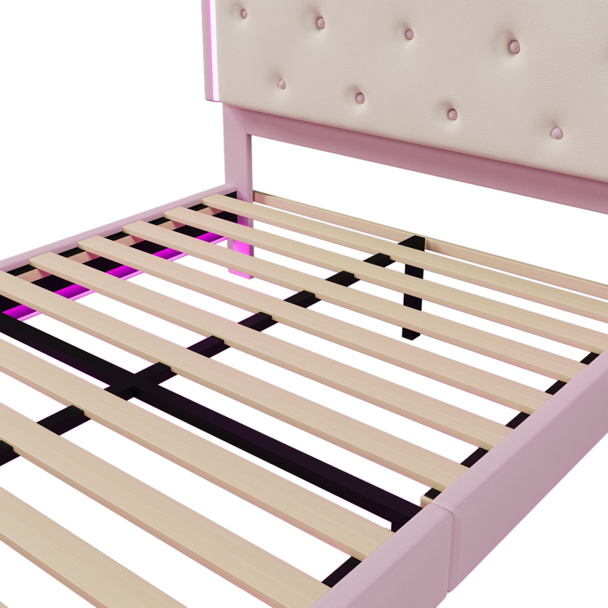 Nahaufnahme eines rosa Bettrahmens mit Holzlatten und einem cremefarbenen, knopfgetufteten Kopfteil.