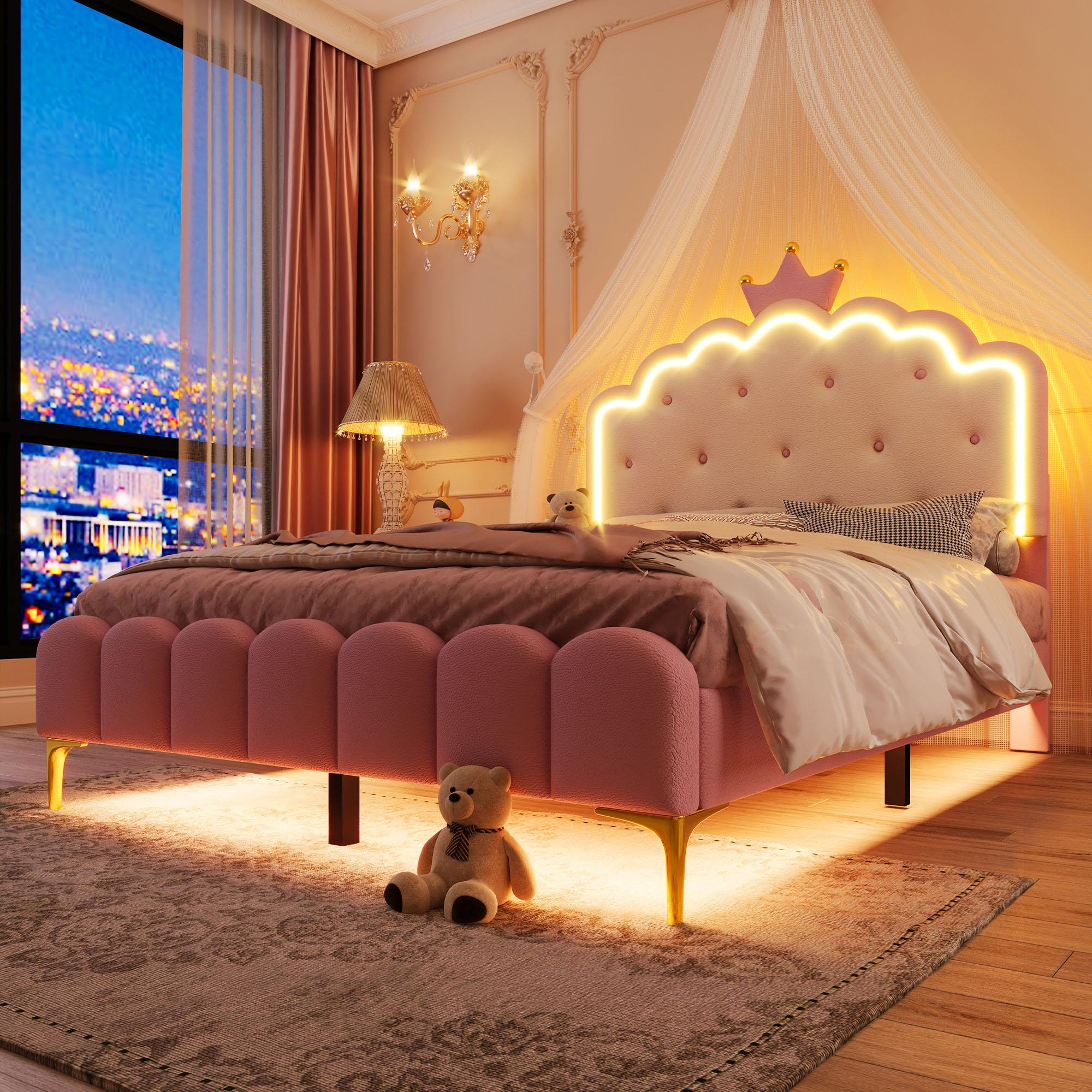 Rosa Prinzessinnenbett mit Kronen-Kopfteil, beleuchtet, mit Teddybär und Nachtsicht durch Fenster.