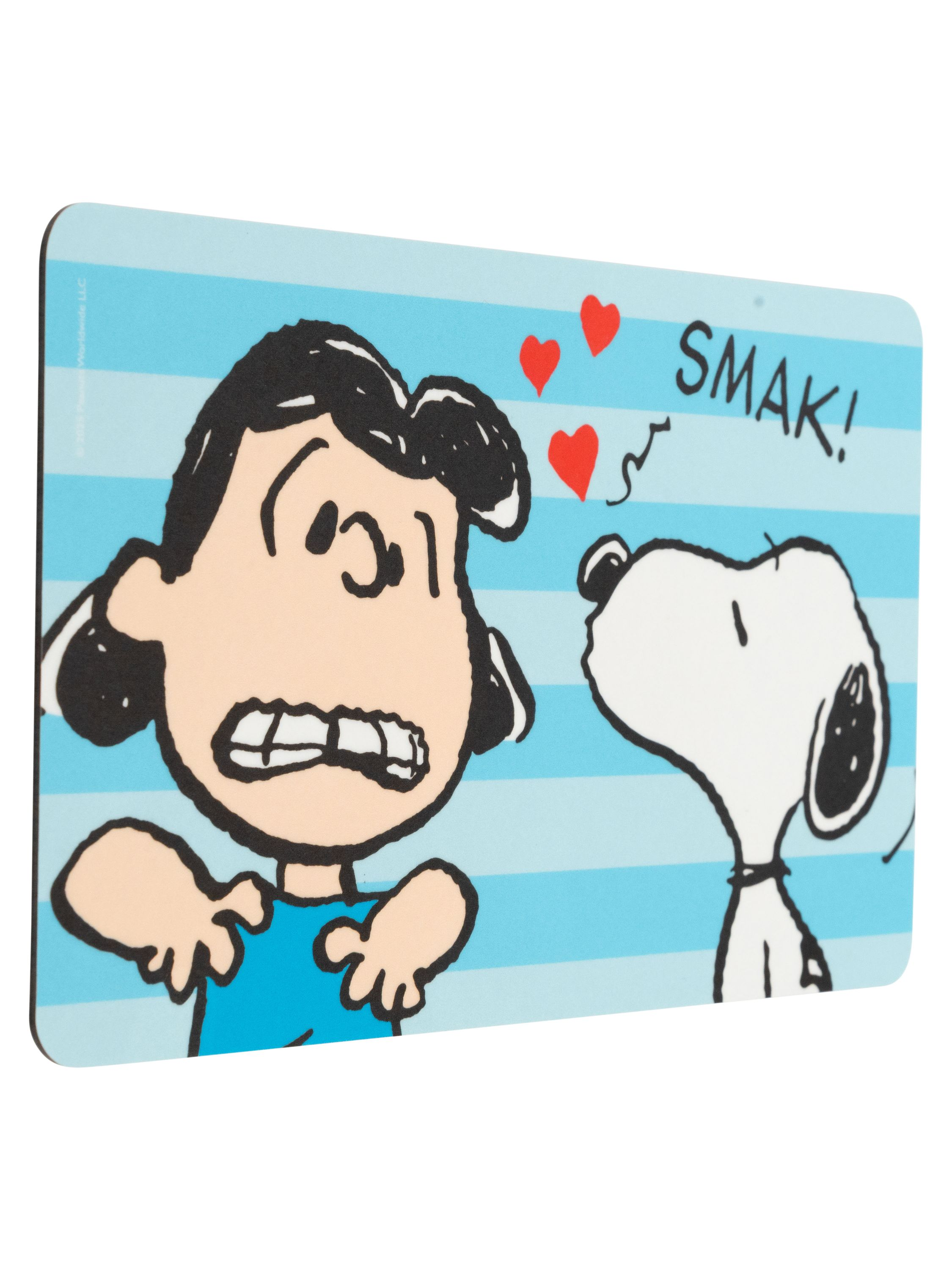 Lucy ist schockiert, als Snoopy sie küsst. Herzen und das Wort SMAK erscheinen.