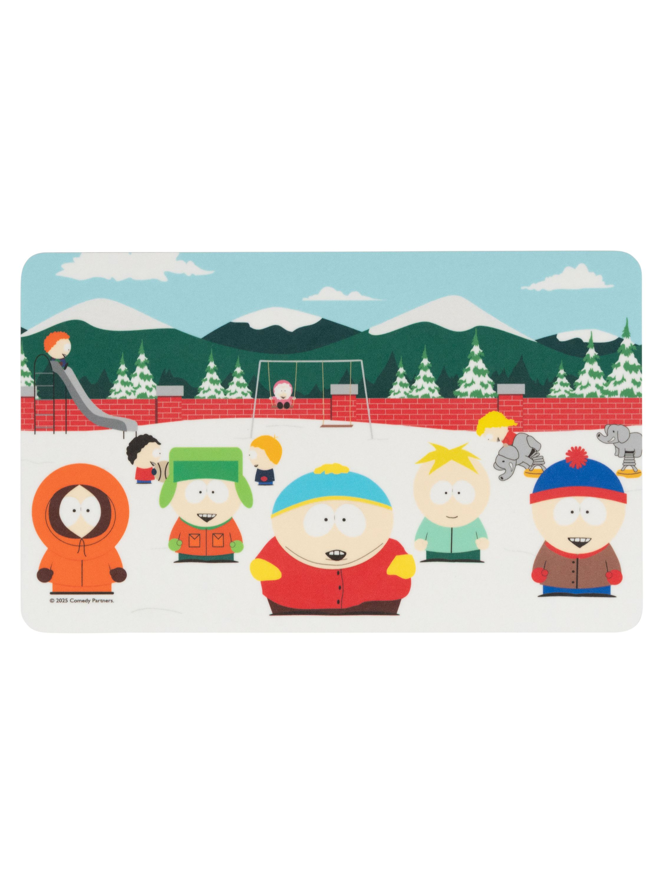 South Park Charaktere in einer verschneiten Szene. Spielplatz, Rutsche und schneebedeckte Hügel im Hintergrund.