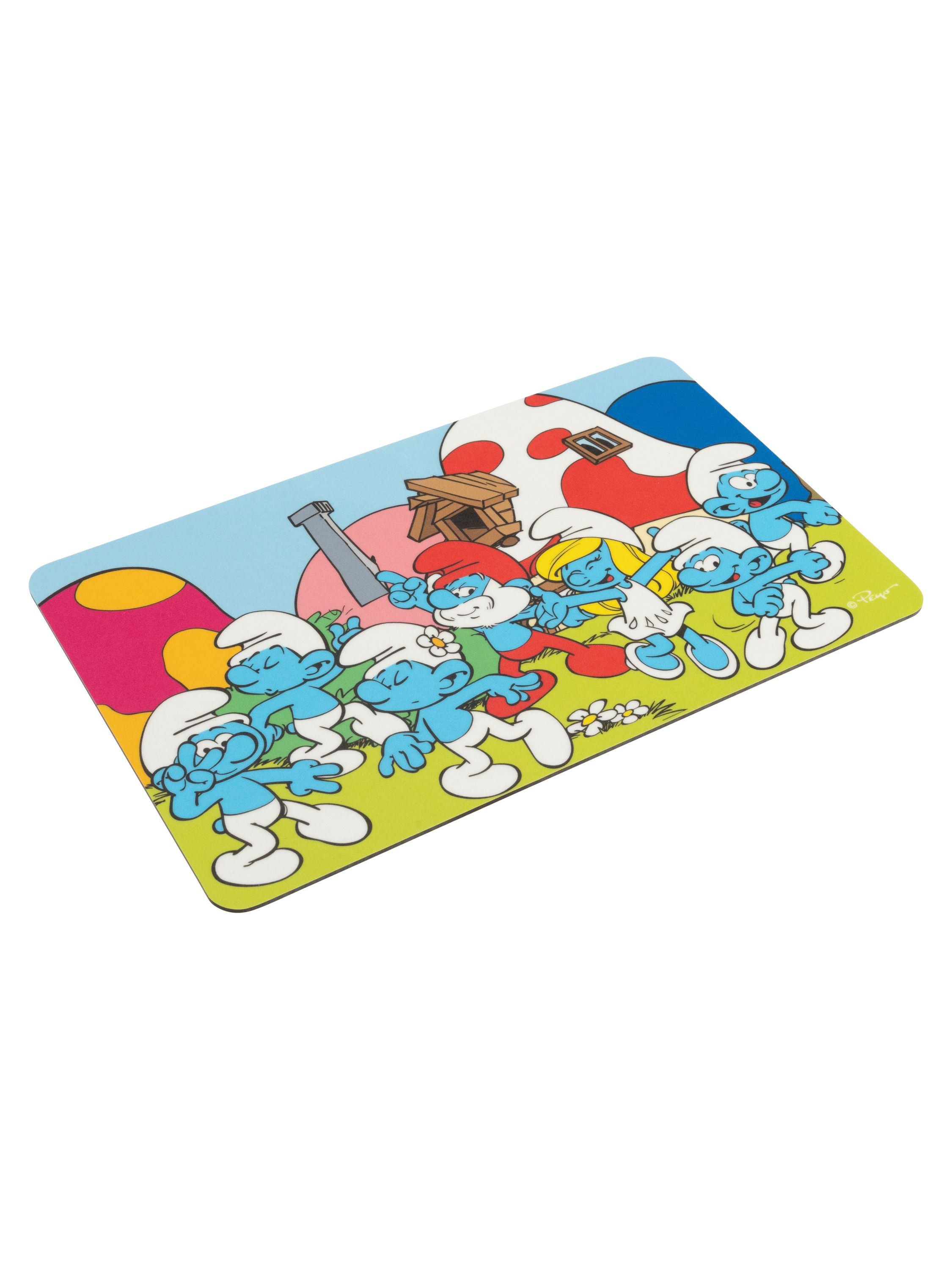 Ein Mousepad mit den Schlümpfen, die in der Nähe von Pilzhäusern tanzen, andere Perspektive.