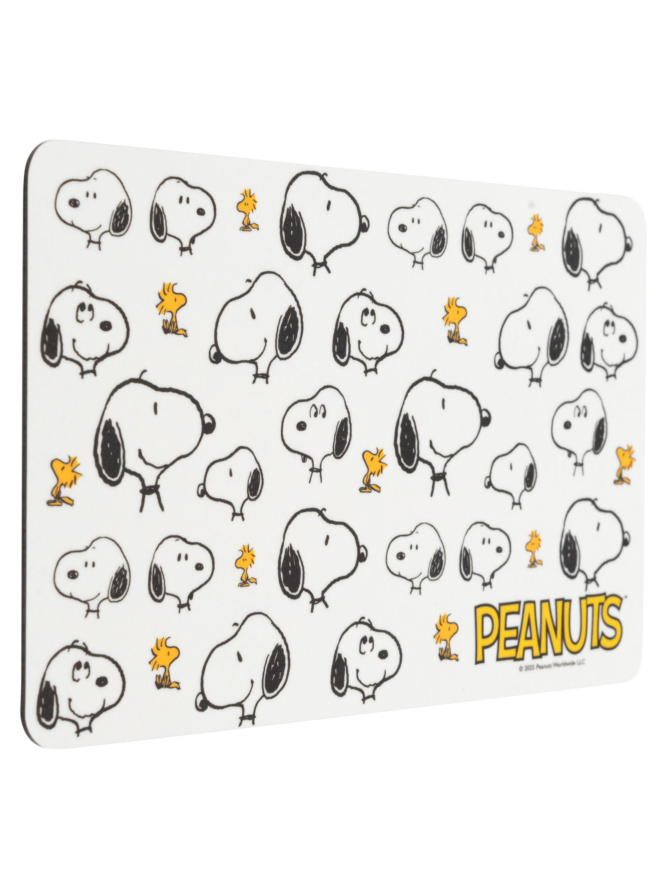 Weiße Matte mit sich wiederholendem Muster von Snoopy und Woodstock, Wort PEANUTS.