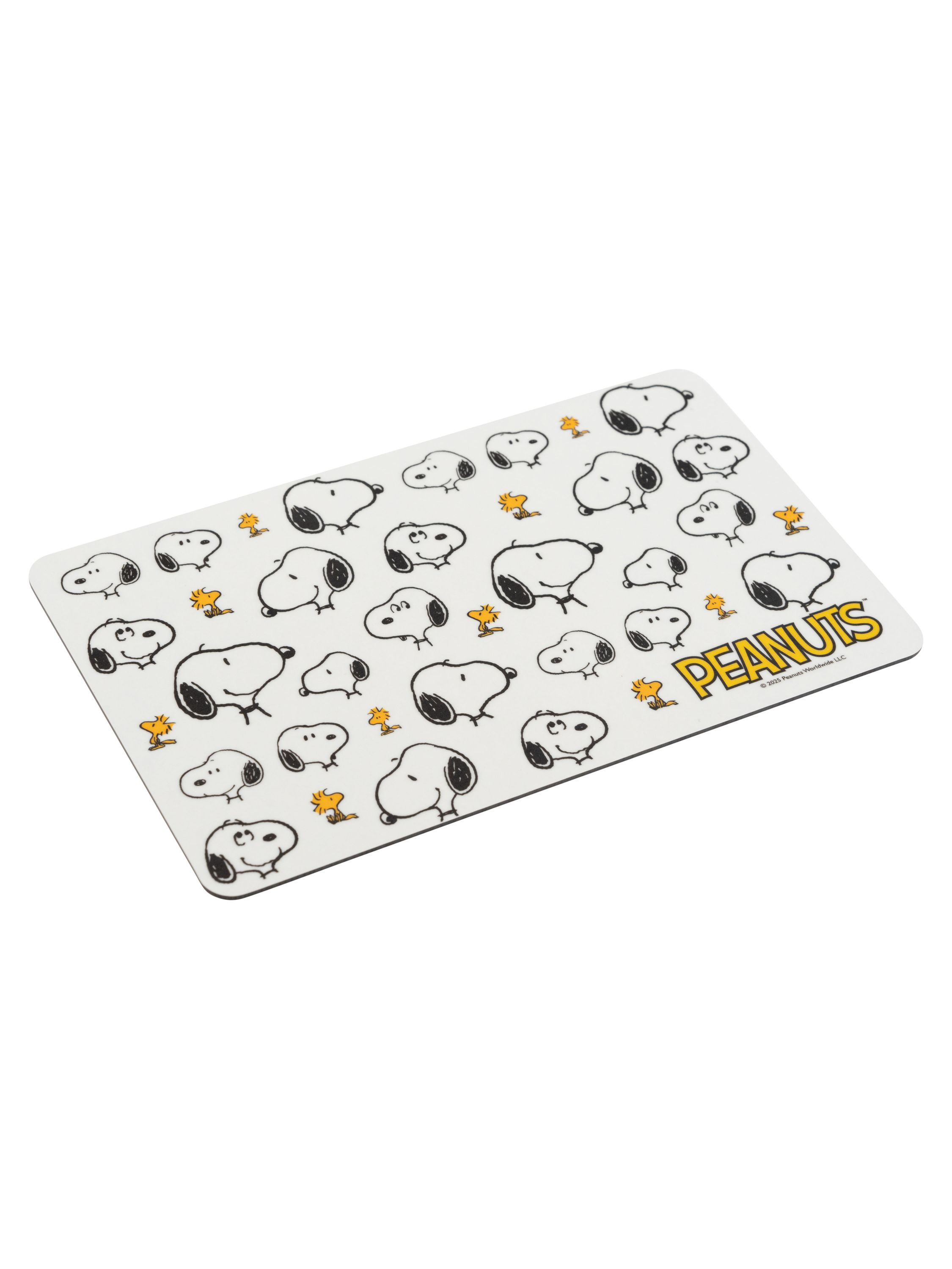Weiße Matte mit sich wiederholendem Muster von Snoopy und Woodstock, Wort PEANUTS.