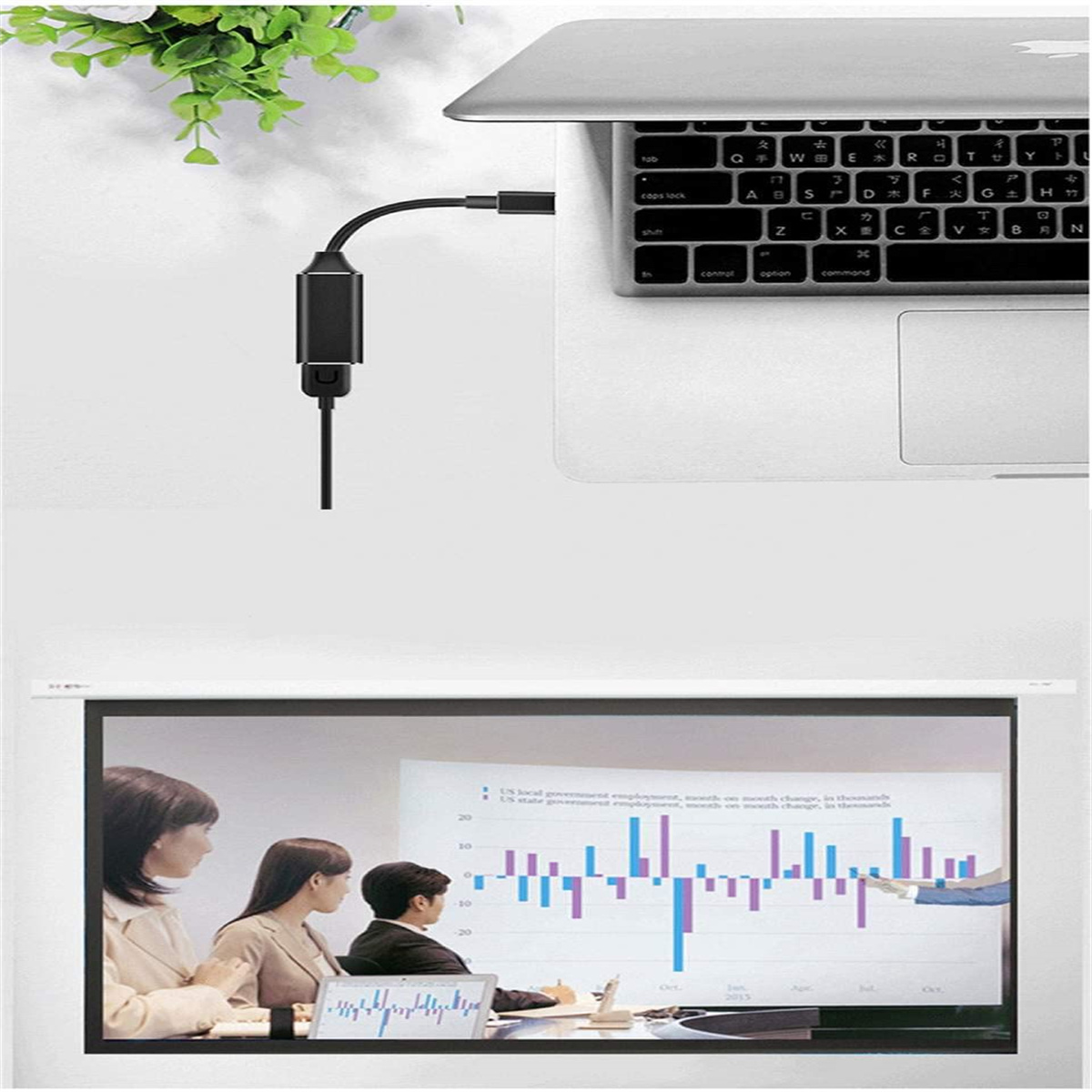 Laptop mit schwarzem Adapter verbunden. Präsentationsbildschirm mit Diagrammen. Leute schauen zu.