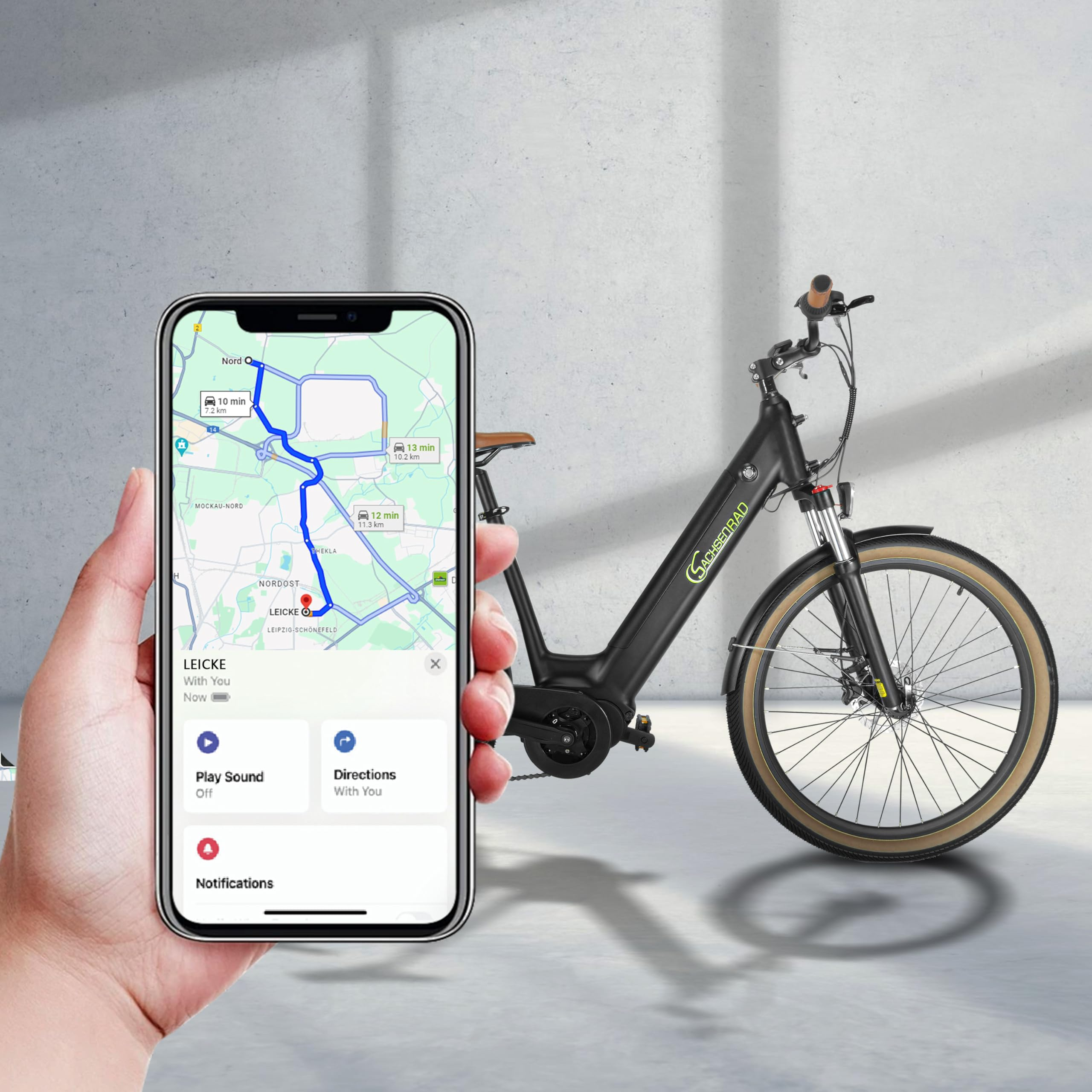 Eine Person hält ein Telefon mit einer Karte, auf der ein Fahrrad und dessen Standort angezeigt werden.