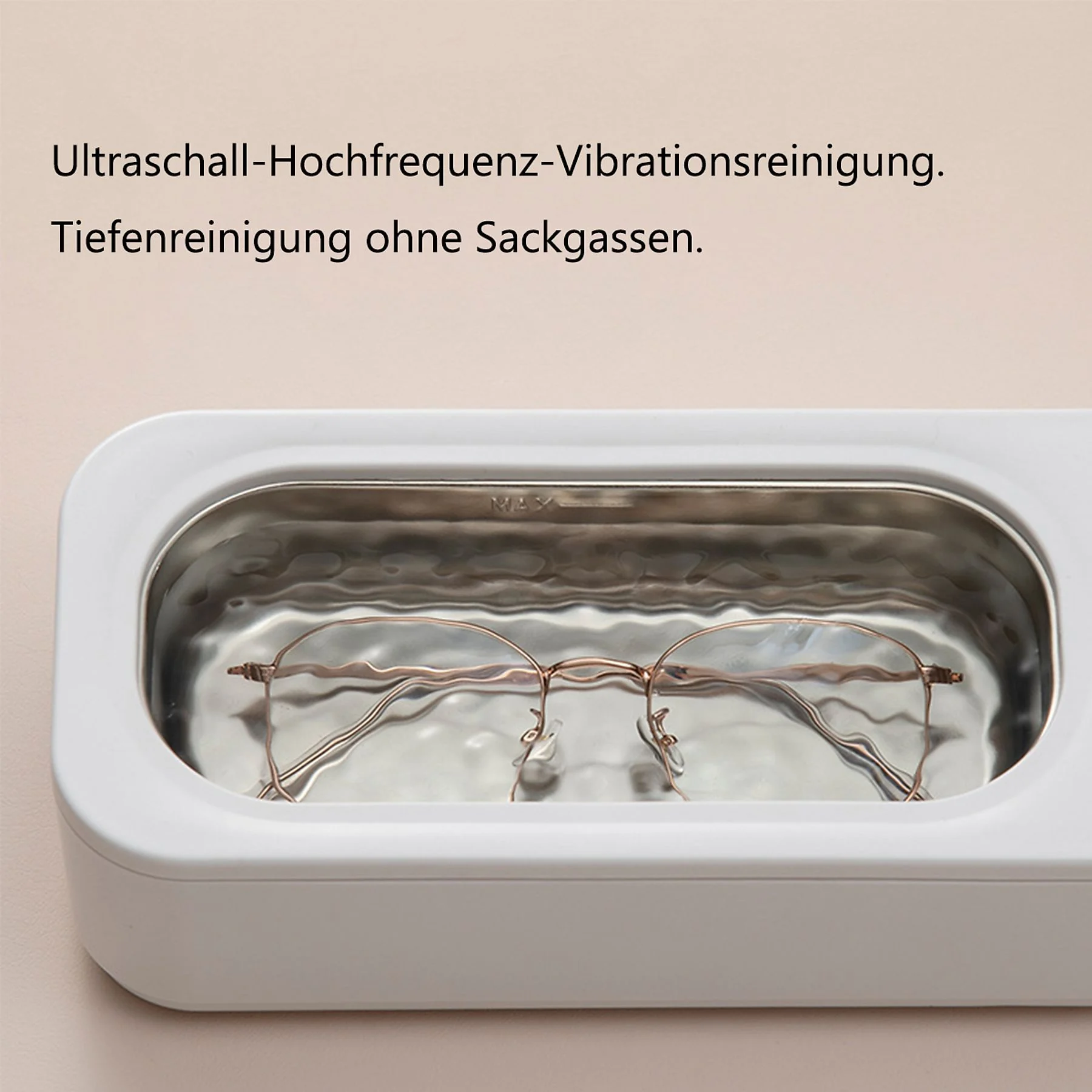 Brille in einem weißen Ultraschallreiniger. Text oben auf Deutsch.